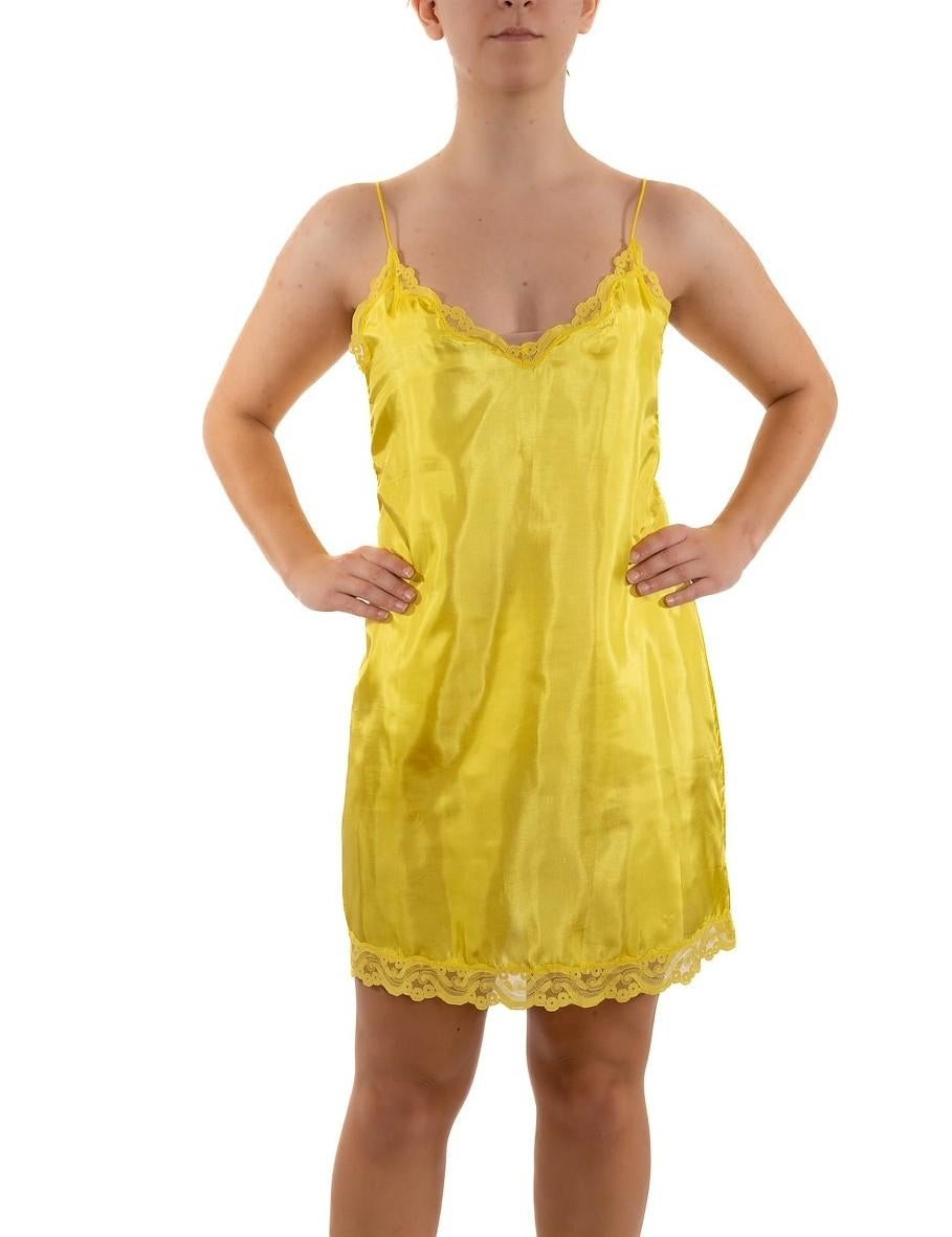1990S Anna Sui - Vestito a sottoveste in rayon giallo con pizzo in vendita 2