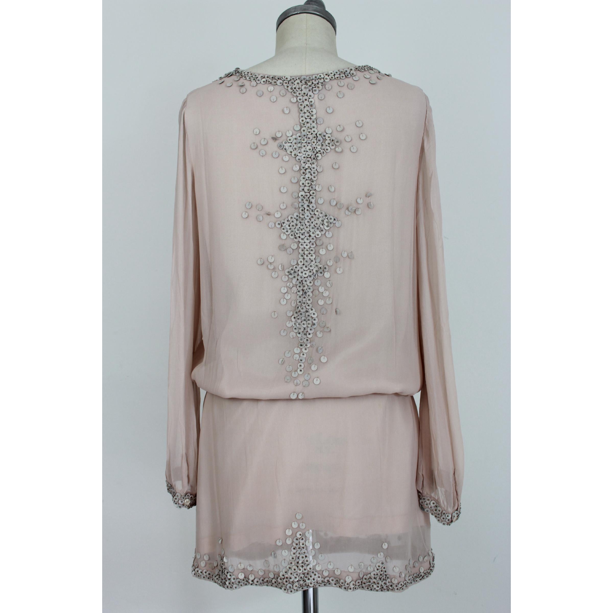 Kurzes Vintage-Kleid von Antik Batik für Frauen. Puderrosa Farbe, 100% Seide, Applikationen von Hand genäht 100% Leder. V-Ausschnitt, elastischer Taillengürtel, gefüttert. 1990s. Entworfen in Frankreich, hergestellt in Indien. Ausgezeichneter