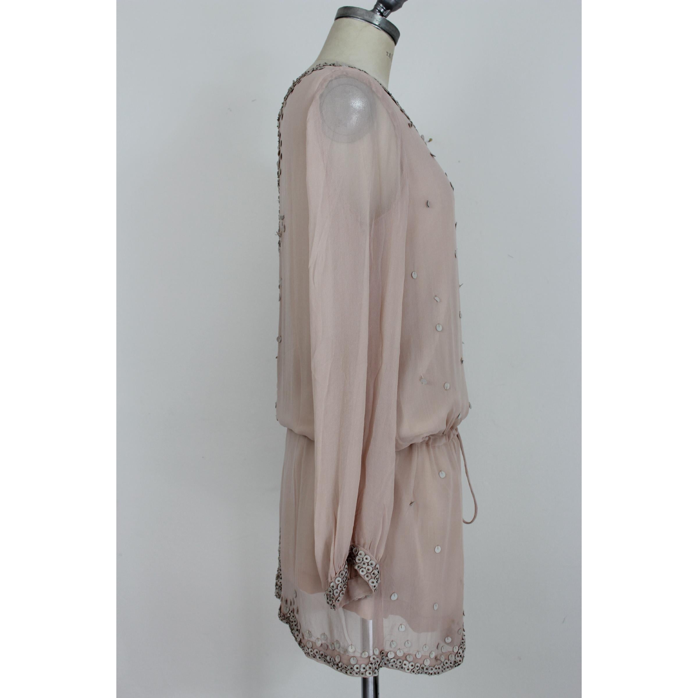 1990er Jahre Antik Batik Rosa Puder Seide und Leder Pailletten Kaftan Bluuson Kleid (Grau) im Angebot