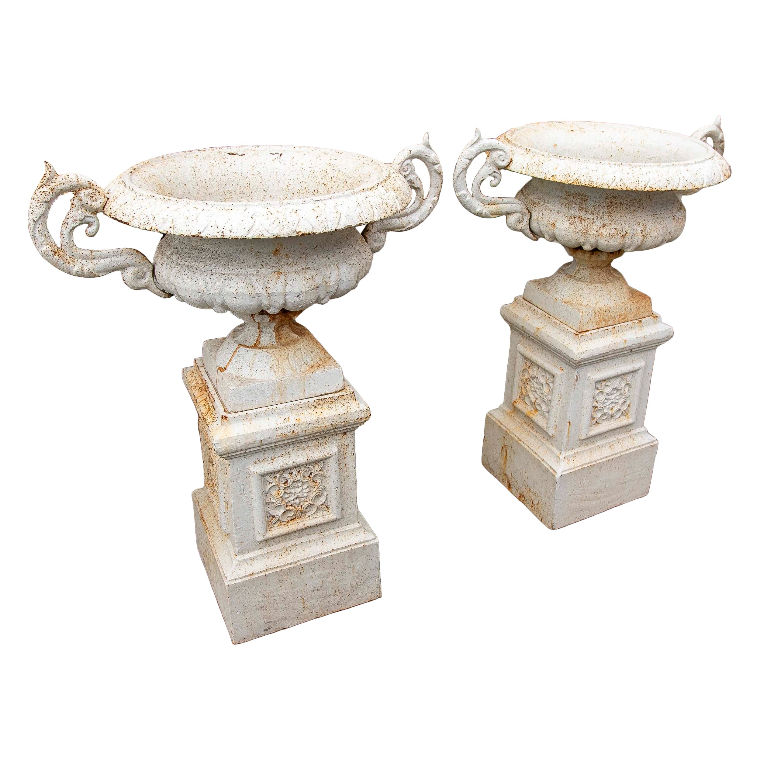 1990s Coppia di urne in ghisa bianca con maniglie ornate, finitura antica