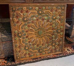 Panneau décoratif marocain ancien en bois polychrome des années 1990, orné de motifs géométriques