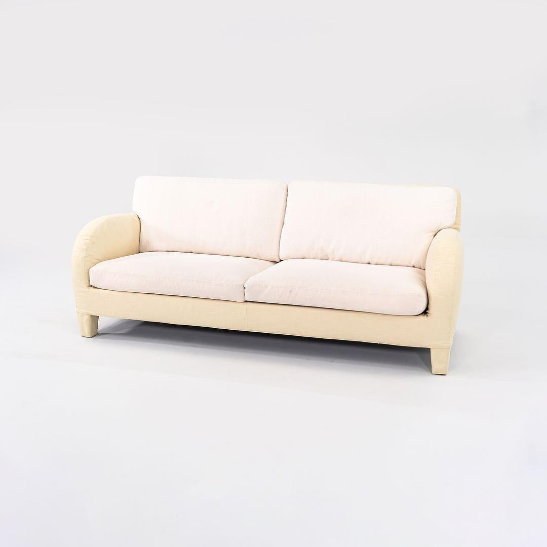 Das Zweisitzer-Sofa 'ÄòCina'Äô wurde ursprünglich von Antonio Citterio für B & B Italia in den frühen 1990er Jahren entworfen. Der angegebene Preis beinhaltet ein Sofa, und wir haben derzeit zwei zum Kauf verfügbar. Das Design ist mit einem
