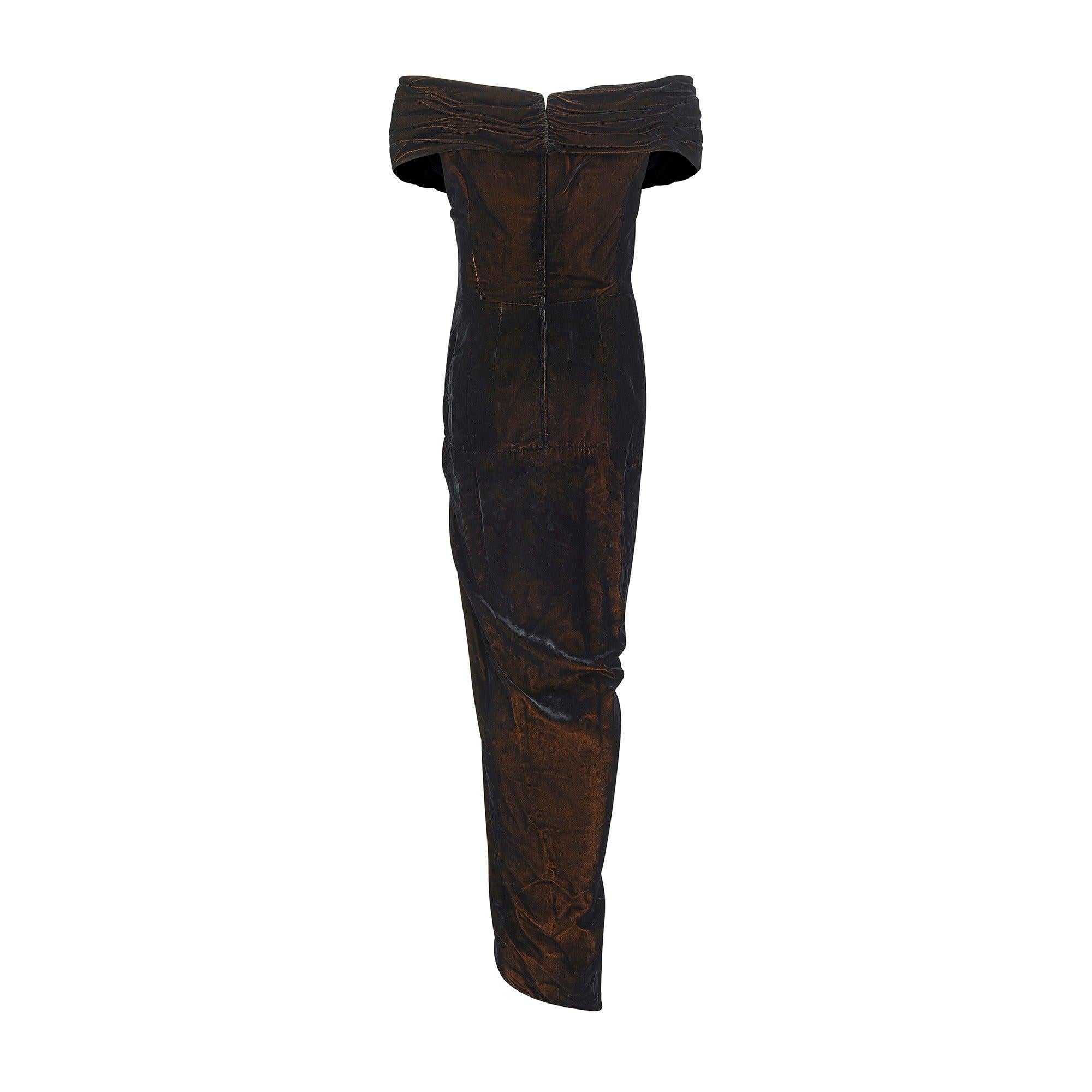 Este vestido, que acapara todas las miradas, fue diseñado por Antony Price en la década de 1990. Price se hizo famoso por su creación de imágenes, colaborando en diseños extravagantes y seductores con los músicos más famosos del siglo XX, como David