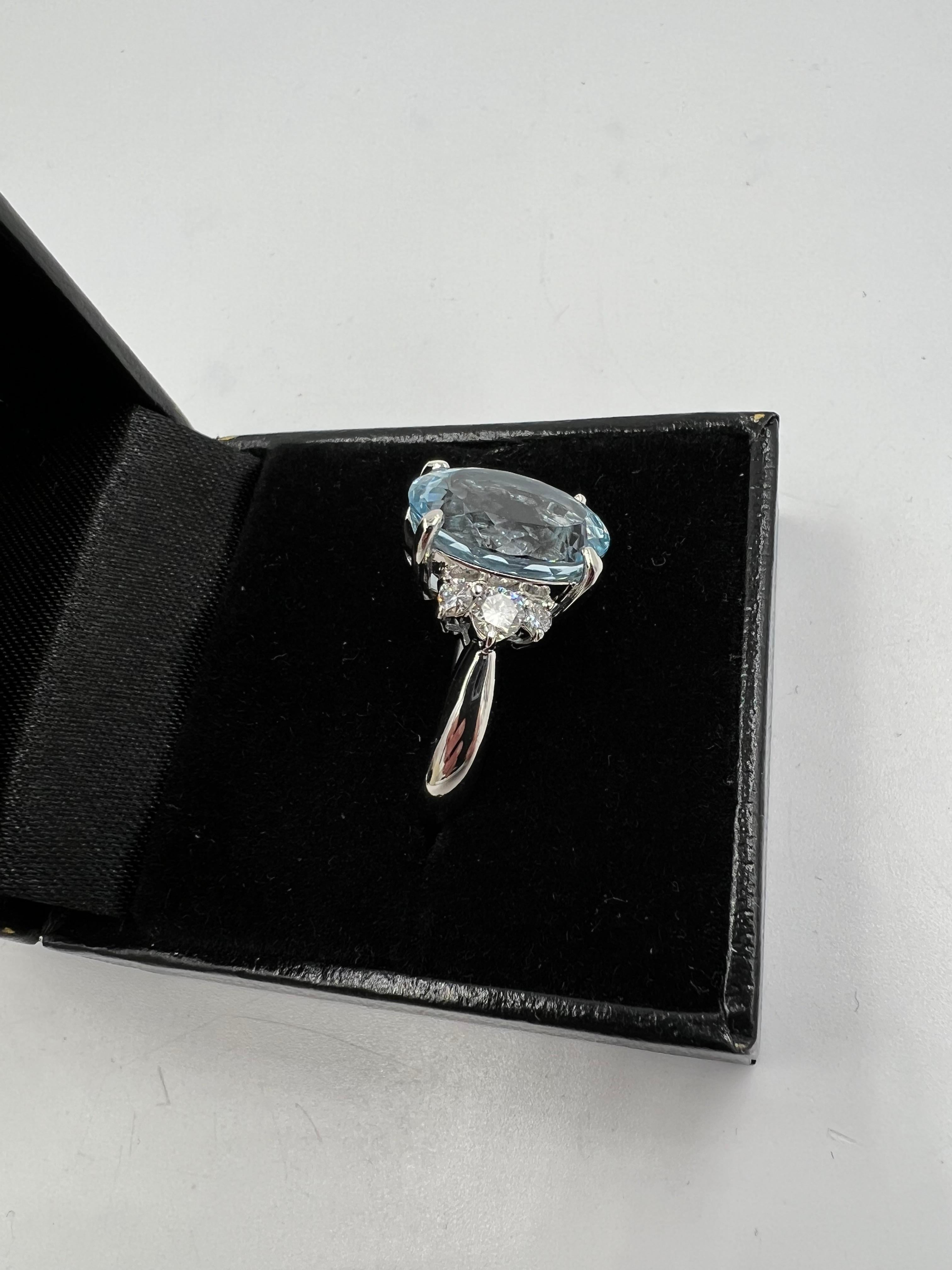 Women's or Men's 1990s Aquamarine Diamond Platinum Ring Size 8.75 For Sale