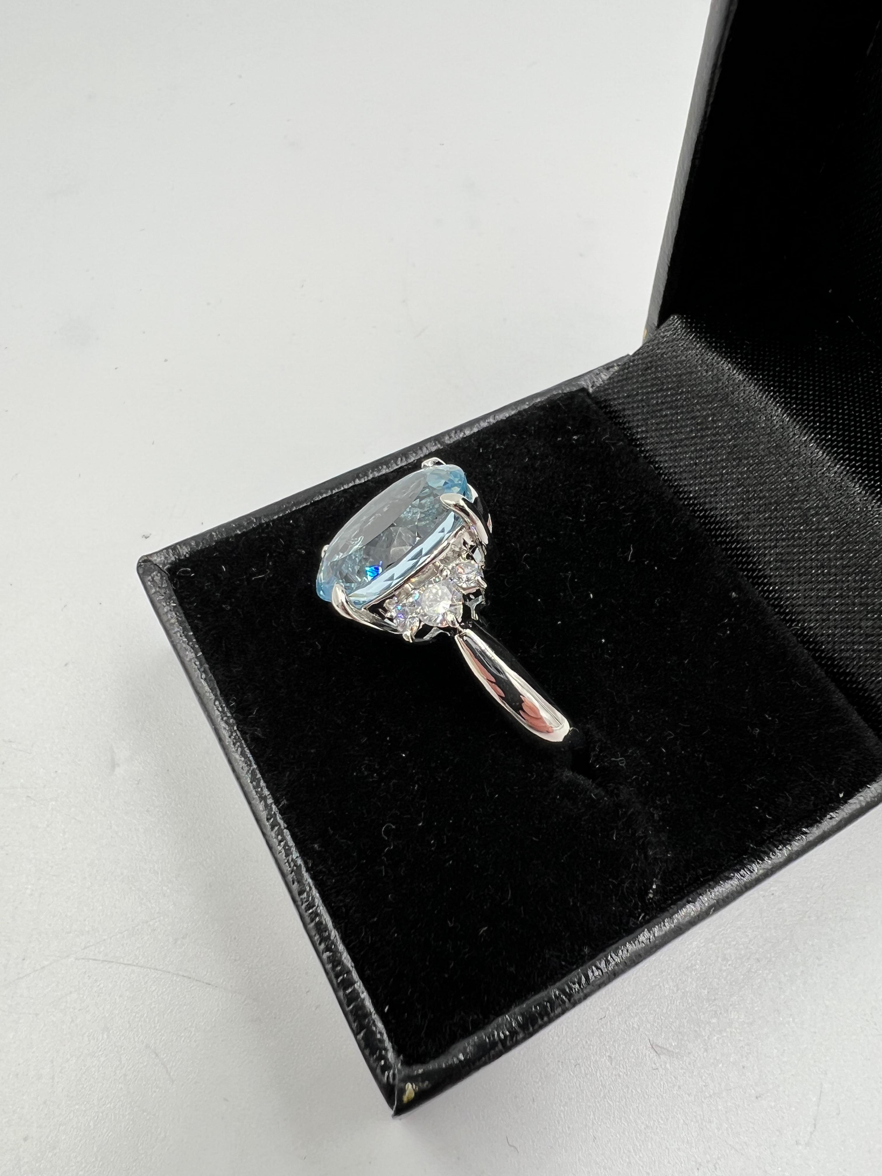 1990s Aquamarine Diamond Platinum Ring Size 8.75 For Sale 1