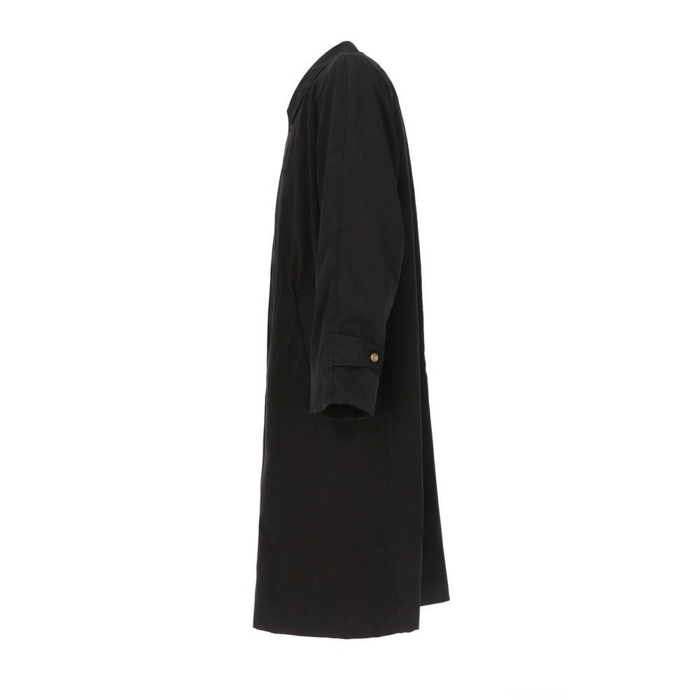 Aquascutum black cotton raincoat. Classic collar, English front closure and two welt pockets.

Years: 90s

Made in England

Size: 48  IT

Flat measurements

Height: 113 cm
Bust: 64 cm
Shoulders: 48 cm
Sleeves: 63 cm