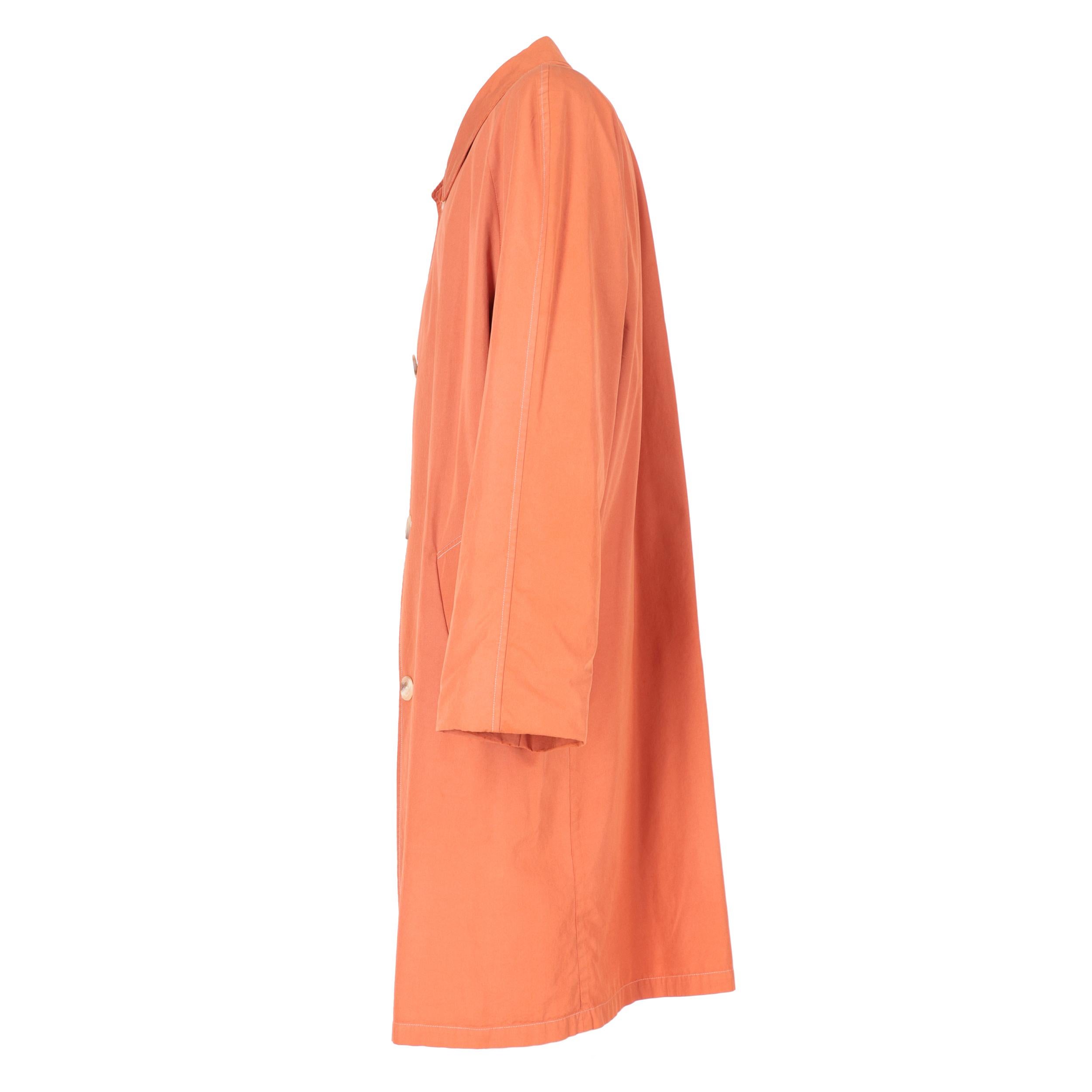 Aquascutum orange cotton raincoat. Classic collar, long raglan sleeves, front closure with buttons, two front welt pockets and slit on the back.

The product has slight shades on the fabric as shown in the pictures.
Years: 90s

Made in