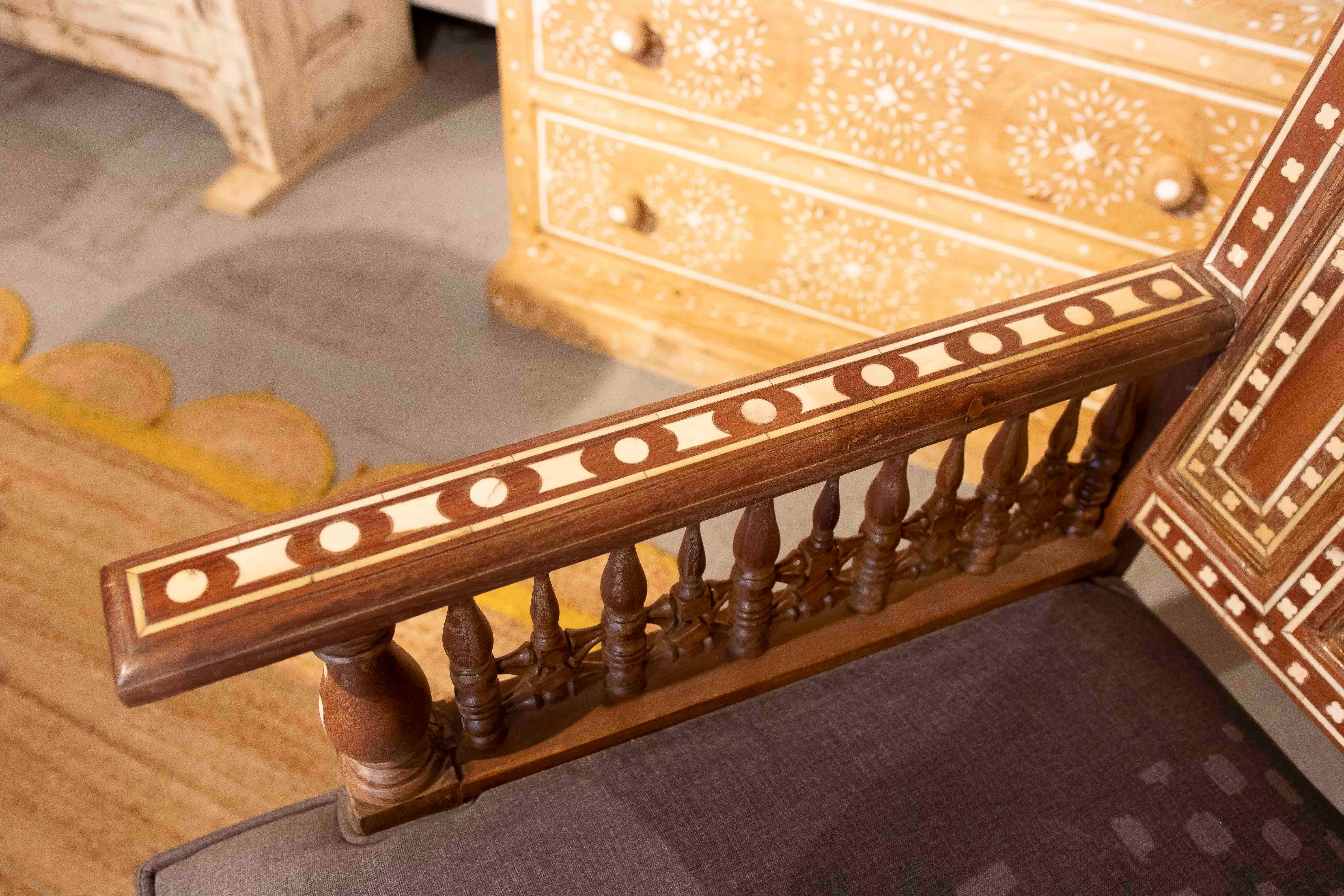 Poltrona araba degli anni '90 intagliata in Wood Wood con intarsi geometrici in vendita 4