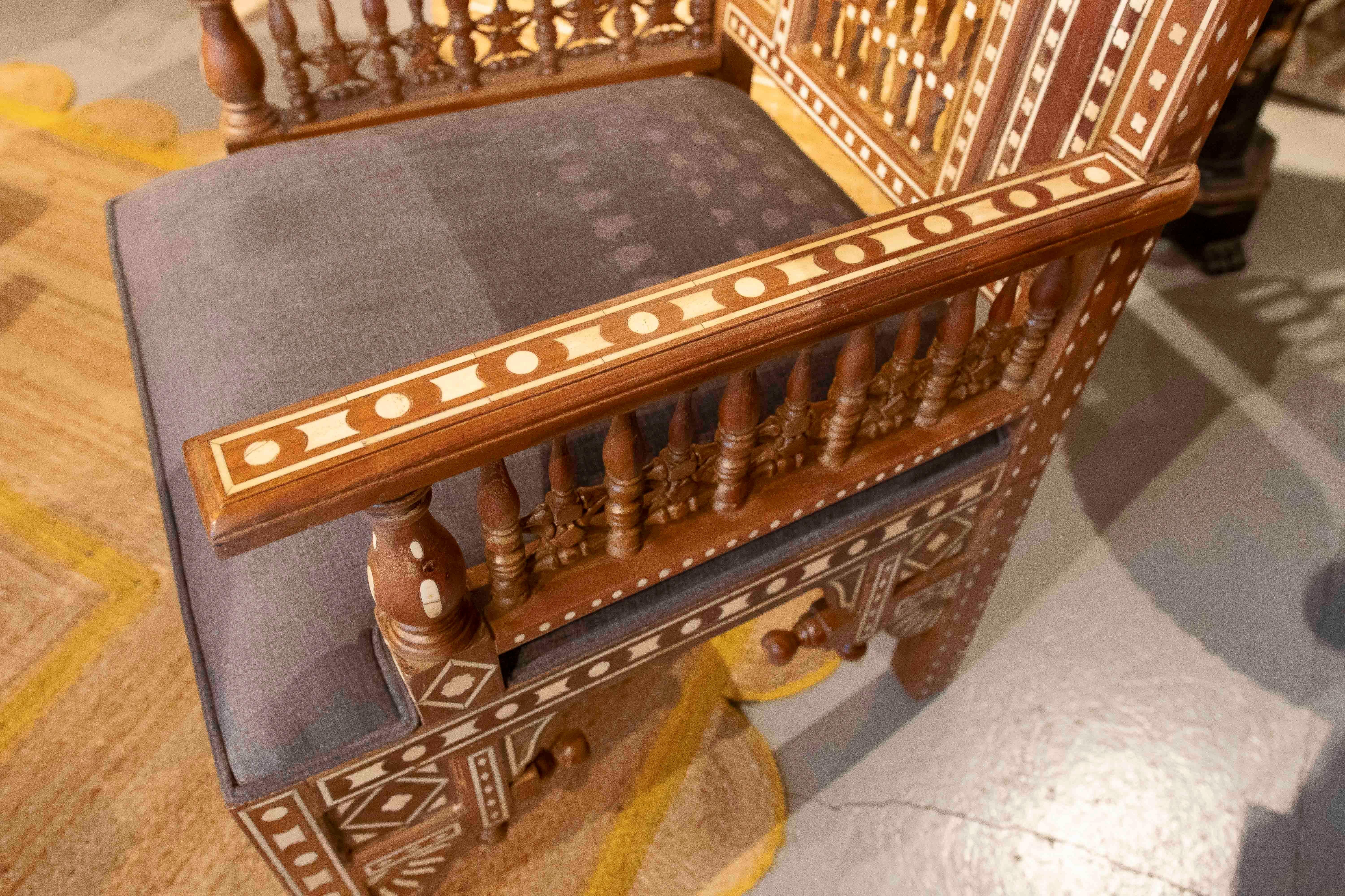 Poltrona araba degli anni '90 intagliata in Wood Wood con intarsi geometrici in vendita 5