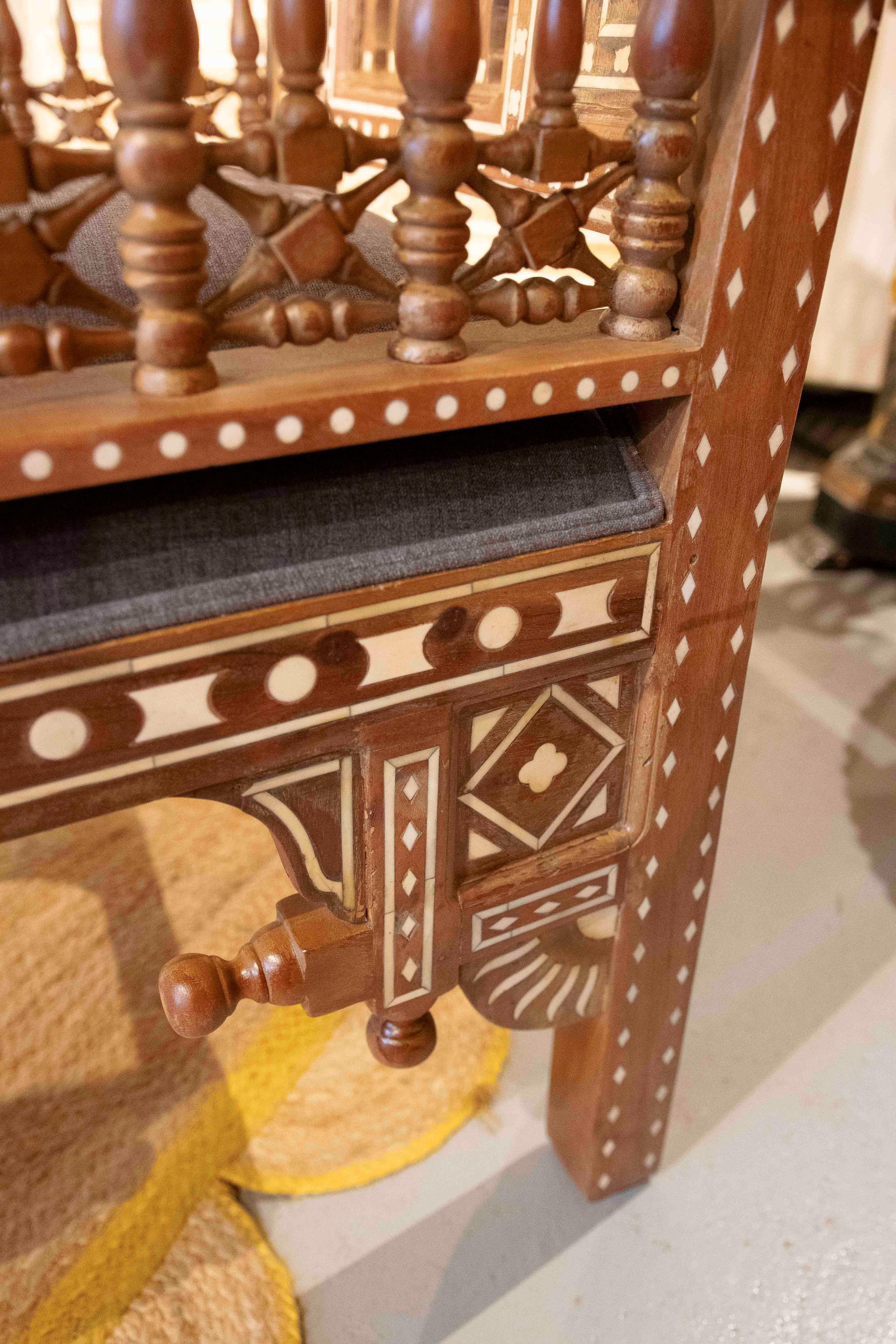 Poltrona araba degli anni '90 intagliata in Wood Wood con intarsi geometrici in vendita 6