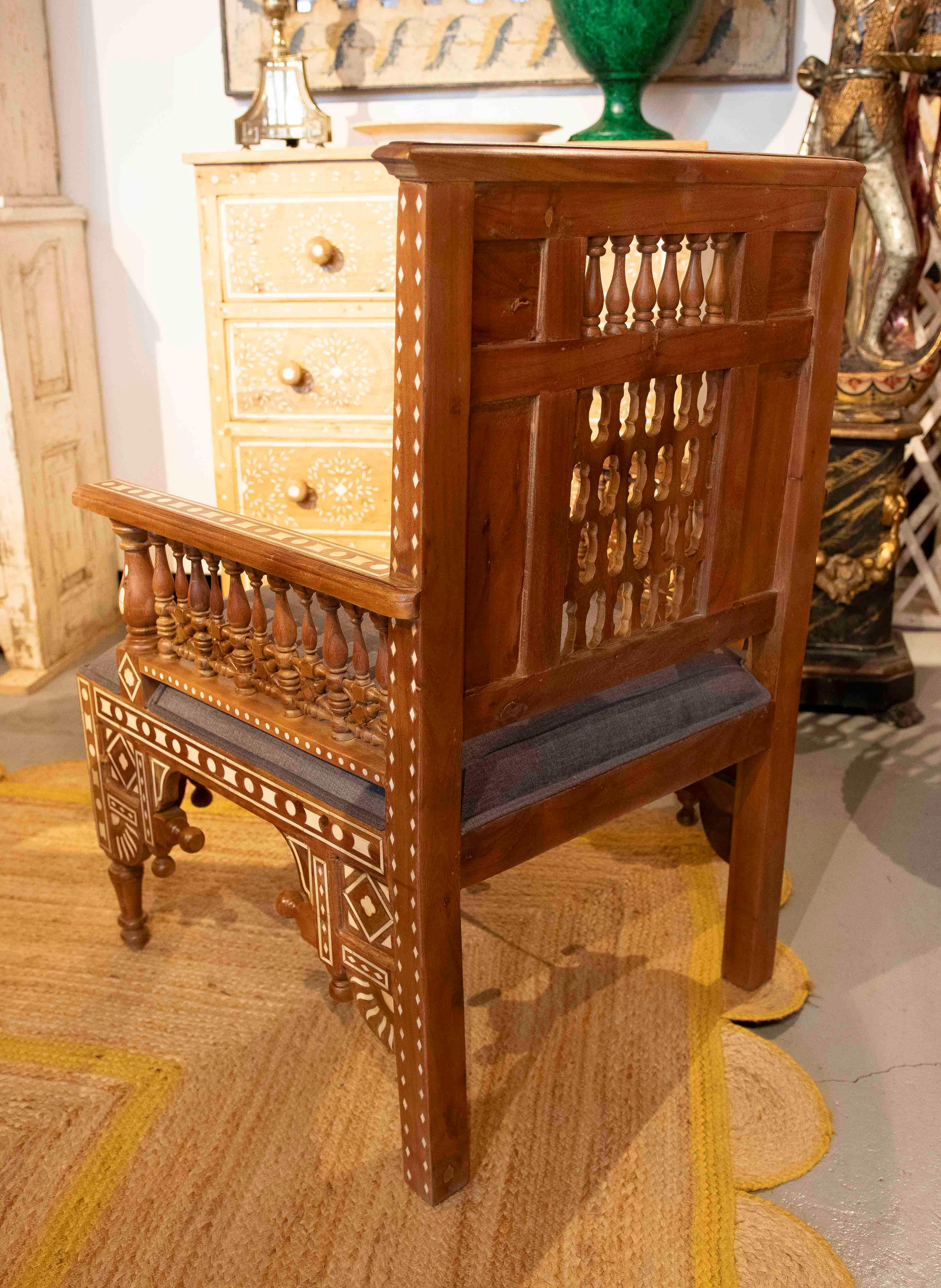 Poltrona araba degli anni '90 intagliata in Wood Wood con intarsi geometrici in vendita 7