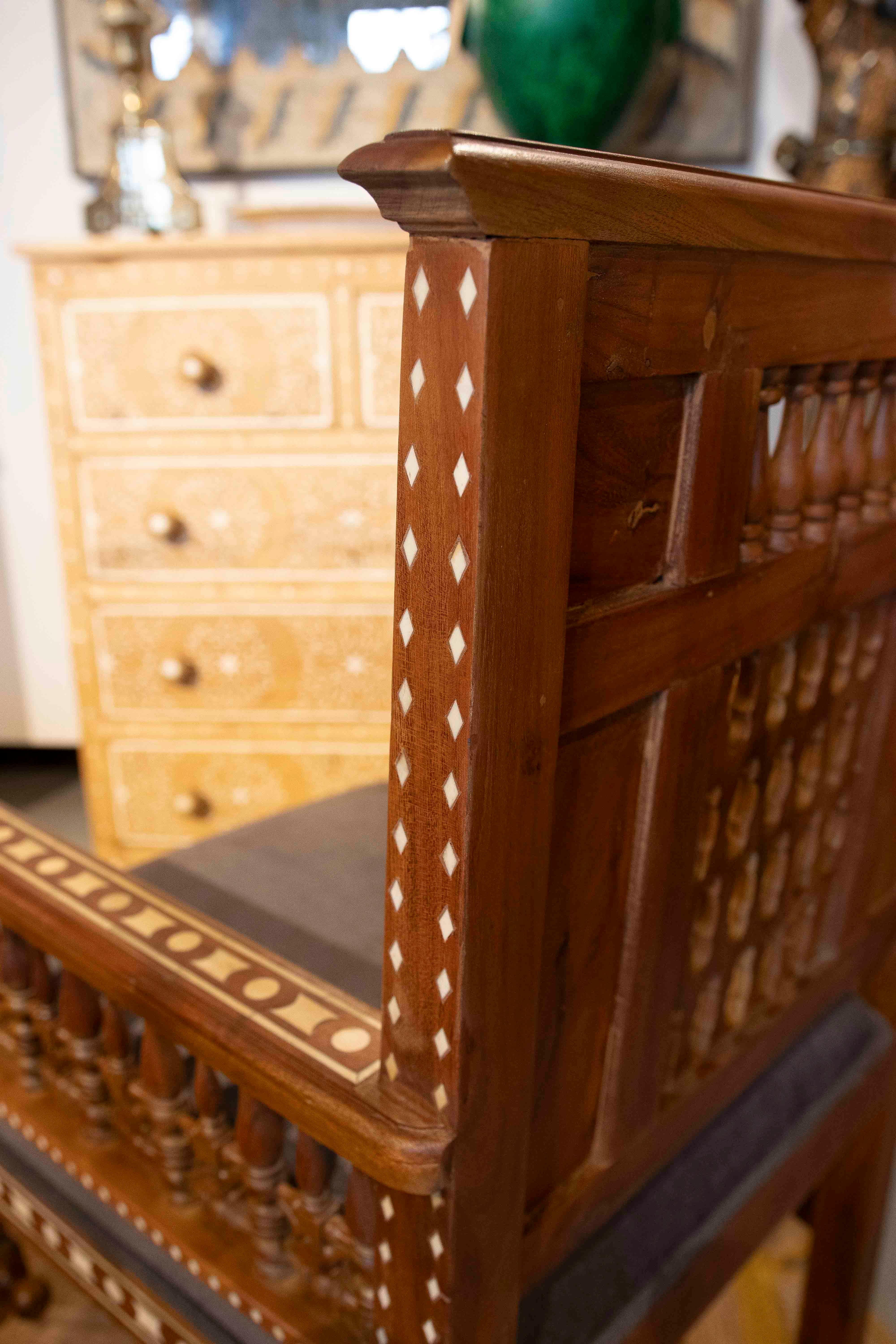 Poltrona araba degli anni '90 intagliata in Wood Wood con intarsi geometrici in vendita 8