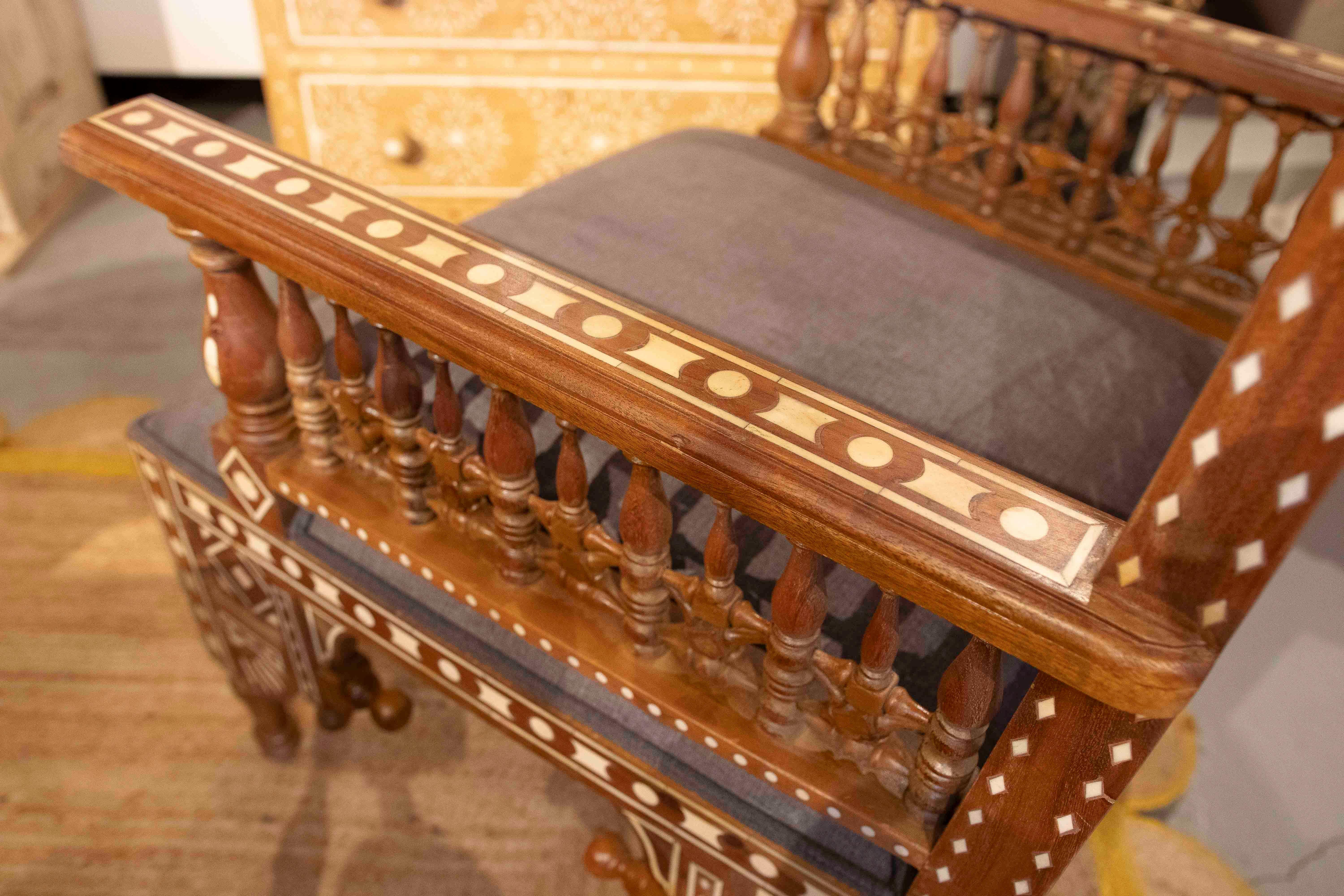 Poltrona araba degli anni '90 intagliata in Wood Wood con intarsi geometrici in vendita 9
