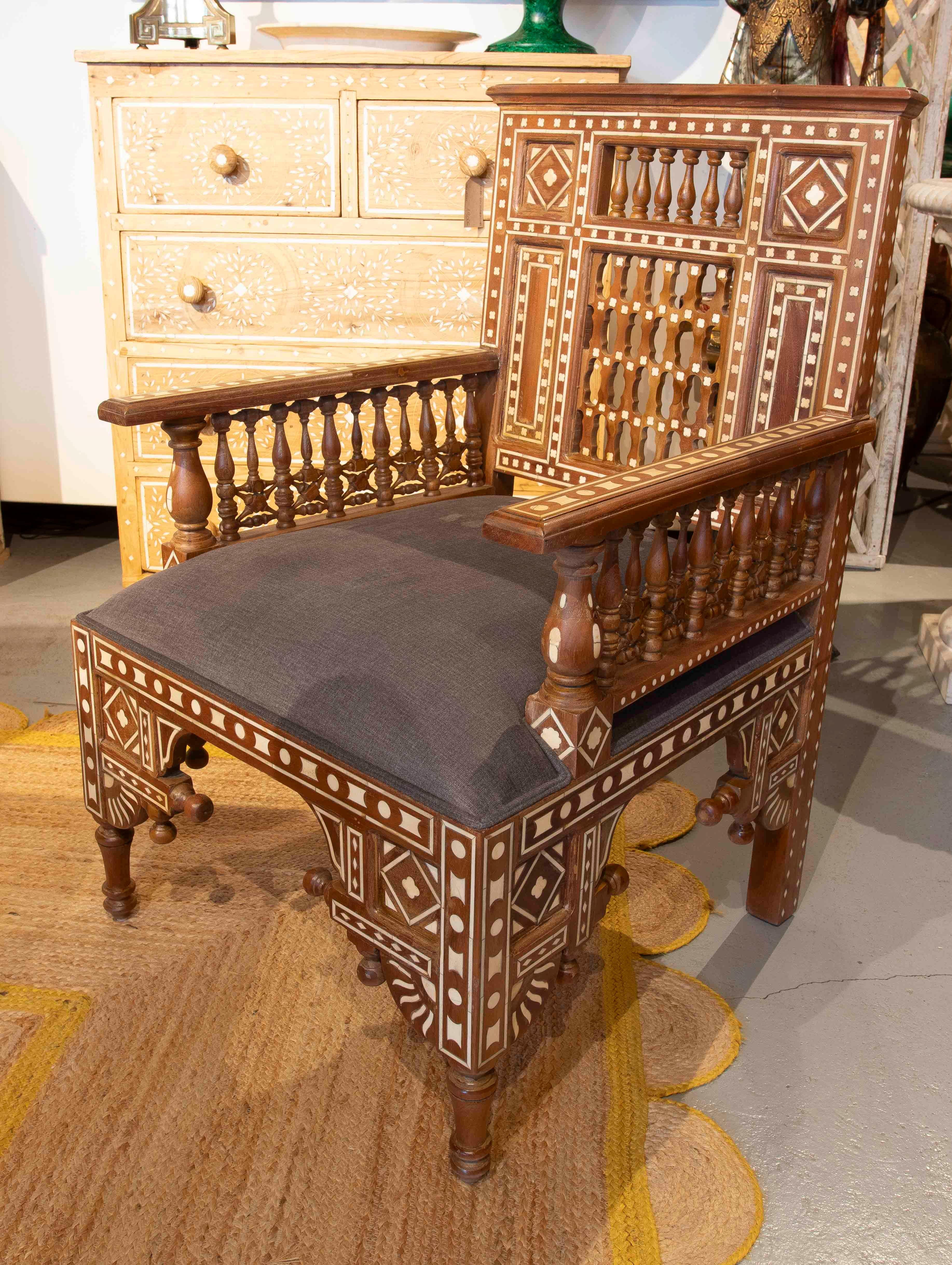 Africano Poltrona araba degli anni '90 intagliata in Wood Wood con intarsi geometrici in vendita
