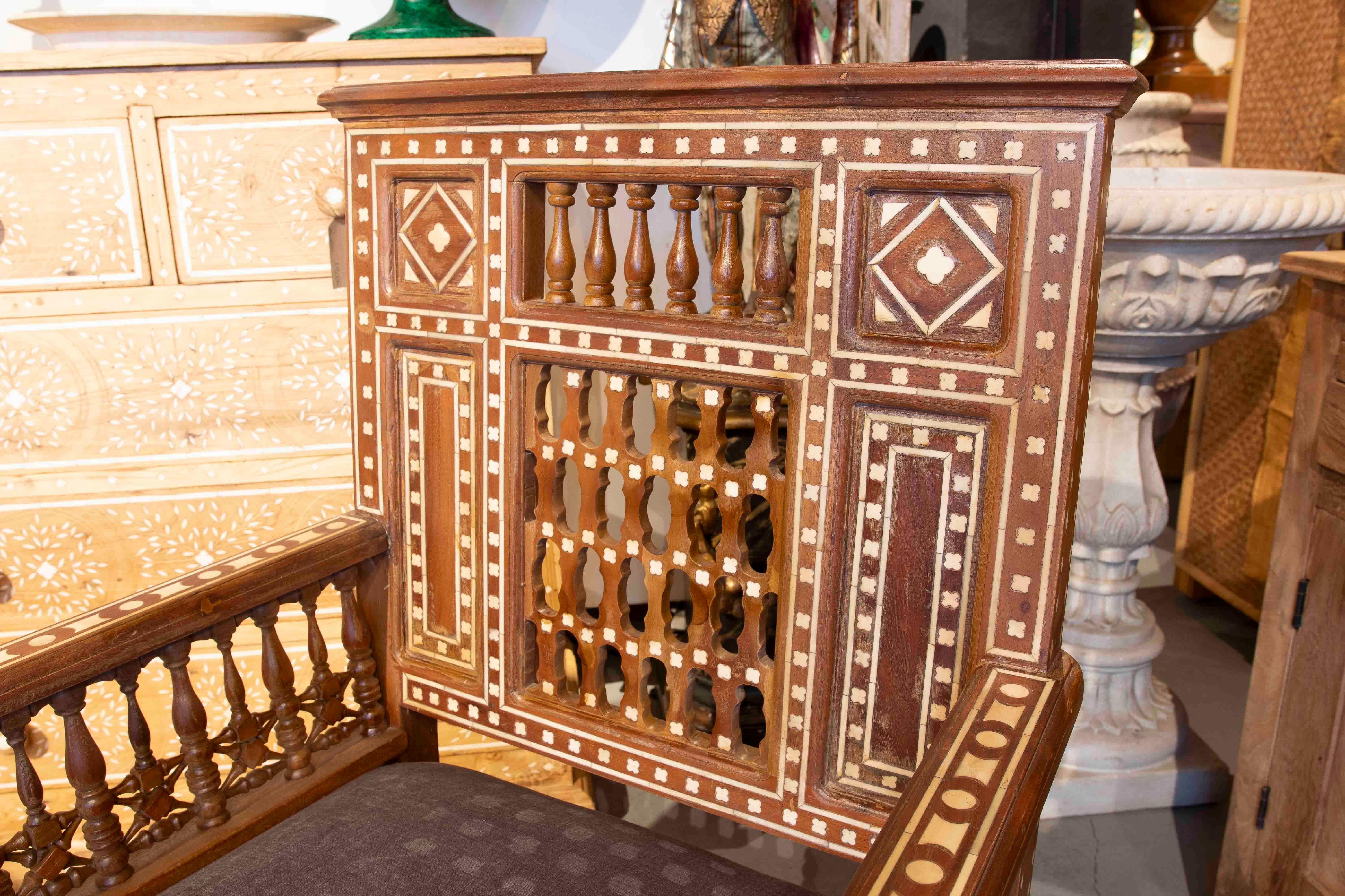 Poltrona araba degli anni '90 intagliata in Wood Wood con intarsi geometrici In condizioni buone in vendita a Marbella, ES