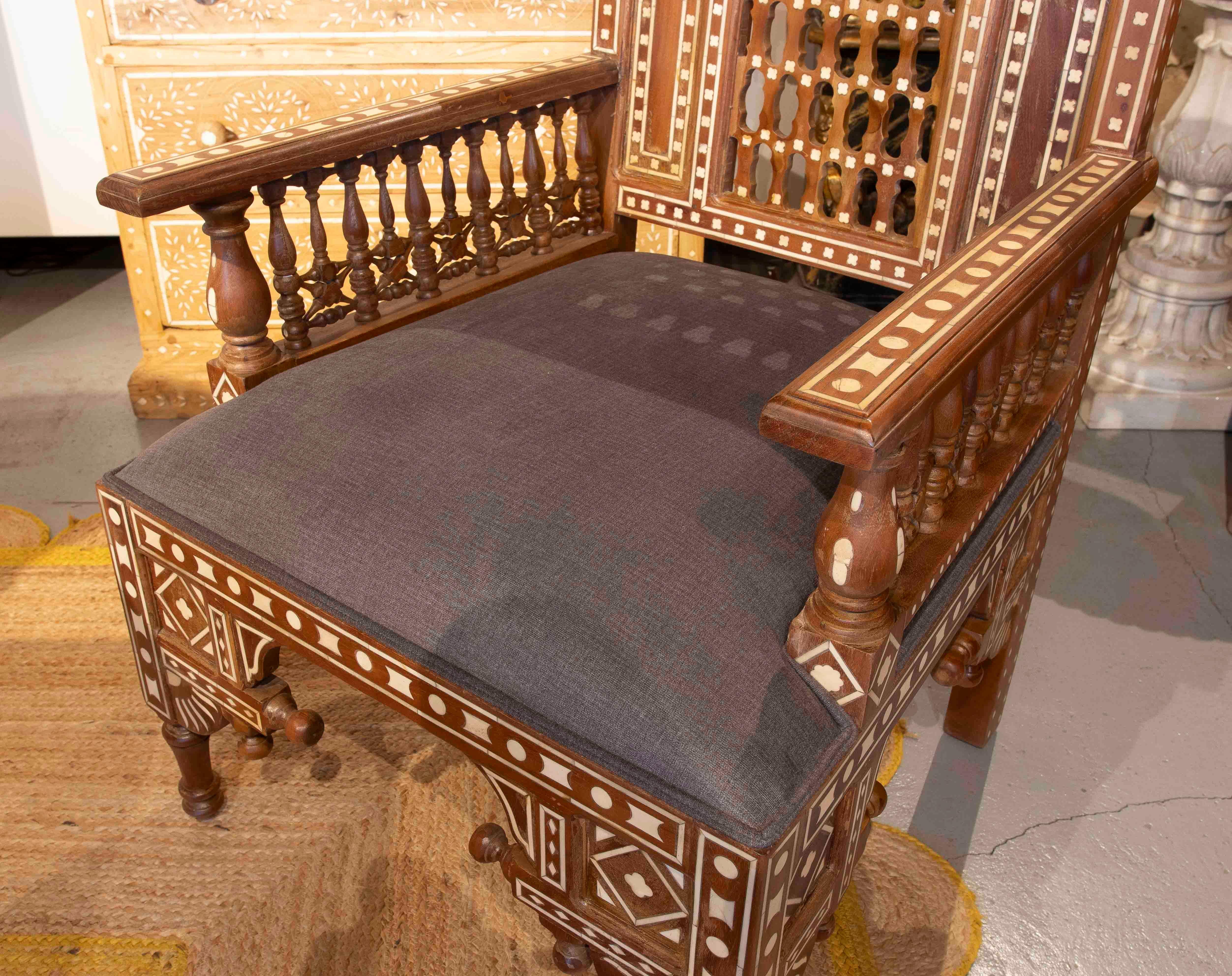 XX secolo Poltrona araba degli anni '90 intagliata in Wood Wood con intarsi geometrici in vendita