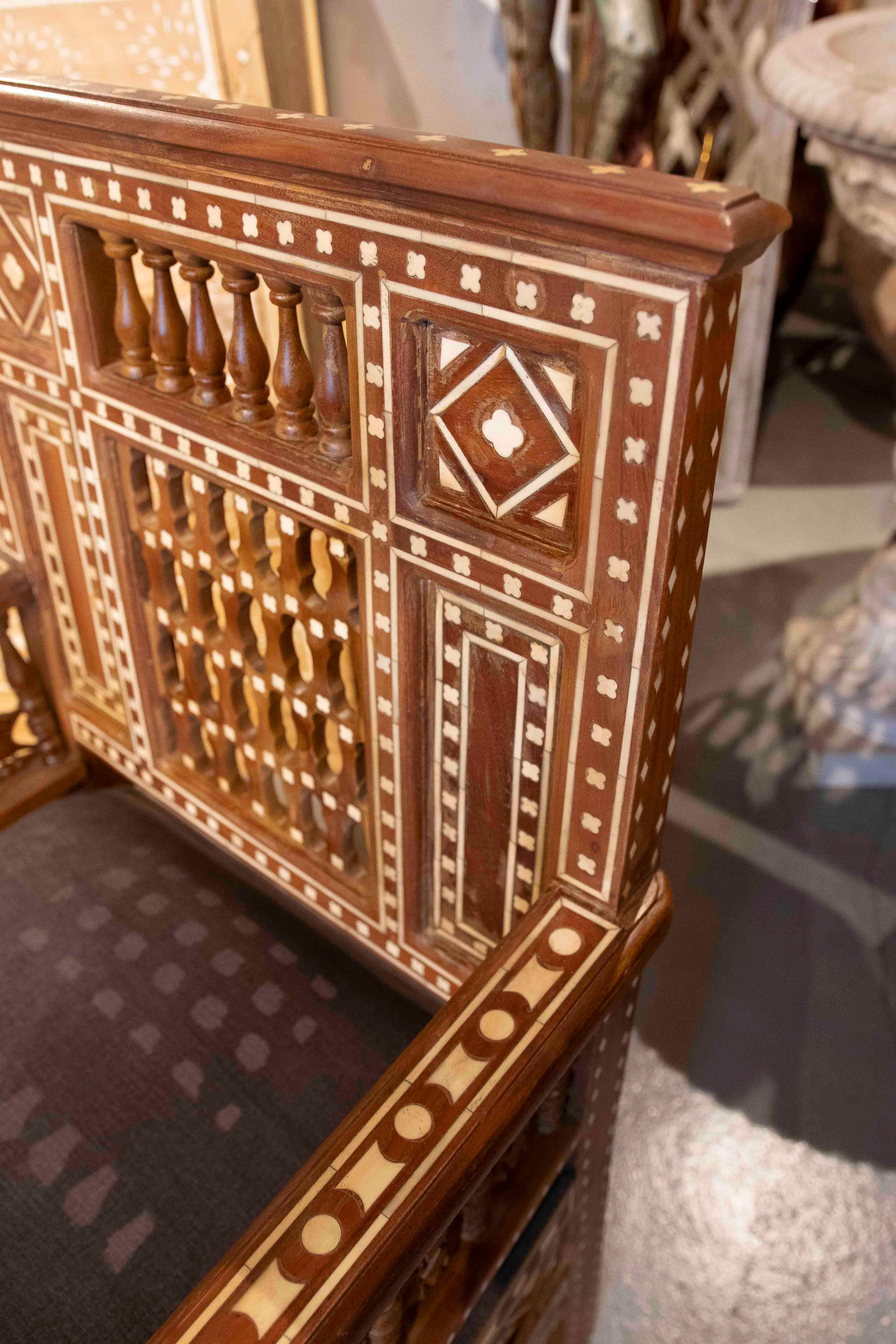 Teak Poltrona araba degli anni '90 intagliata in Wood Wood con intarsi geometrici in vendita