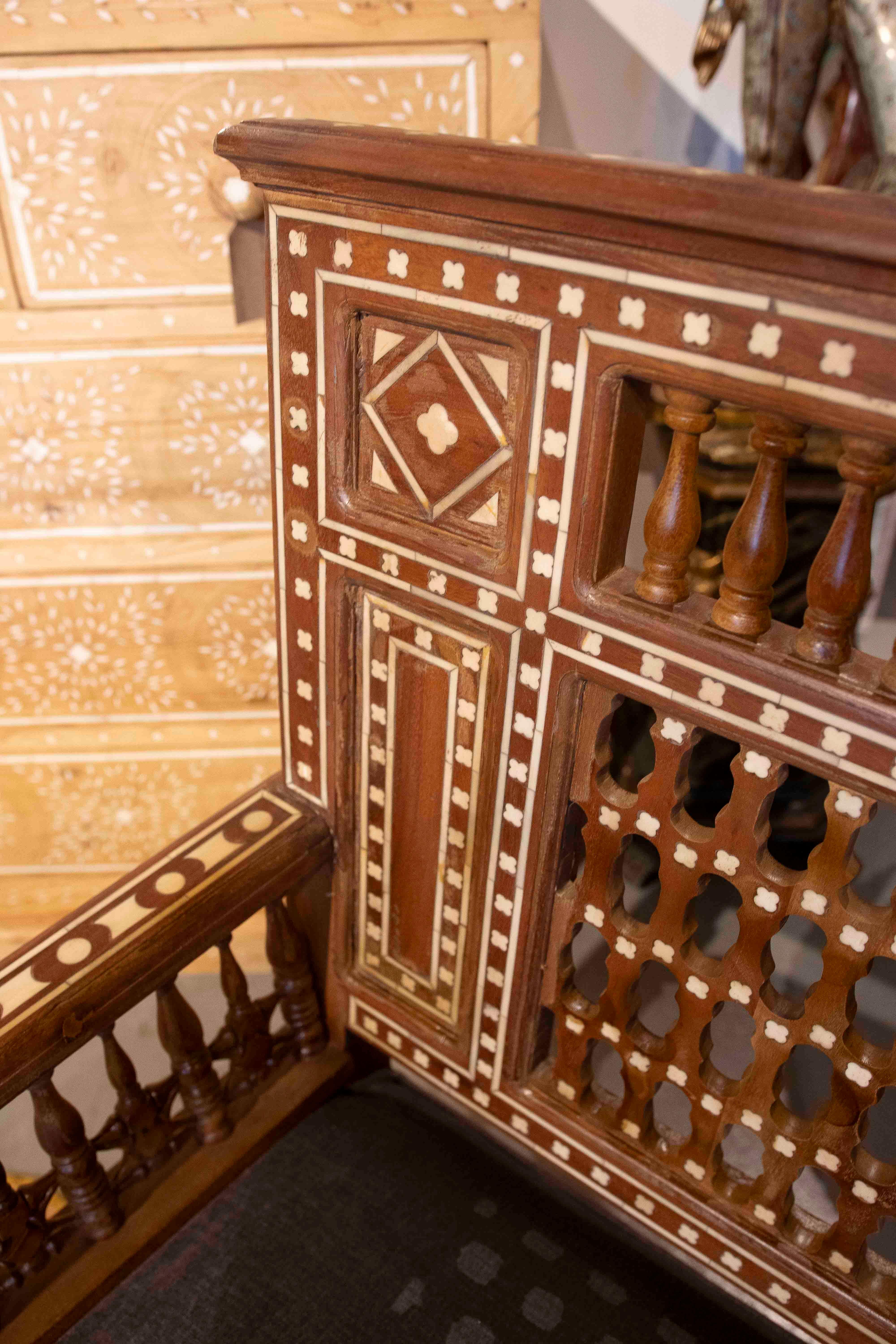 Poltrona araba degli anni '90 intagliata in Wood Wood con intarsi geometrici in vendita 1
