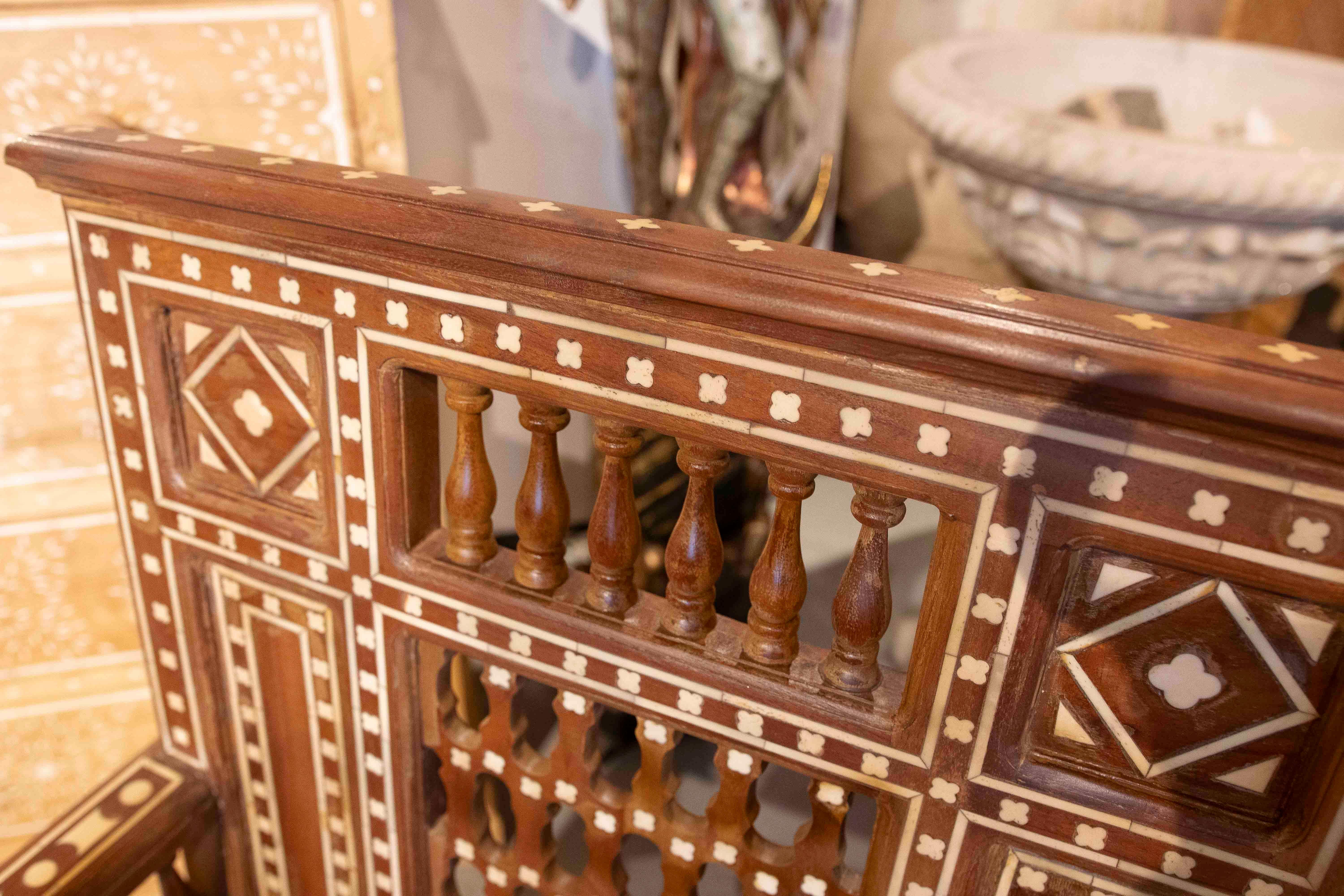 Poltrona araba degli anni '90 intagliata in Wood Wood con intarsi geometrici in vendita 2