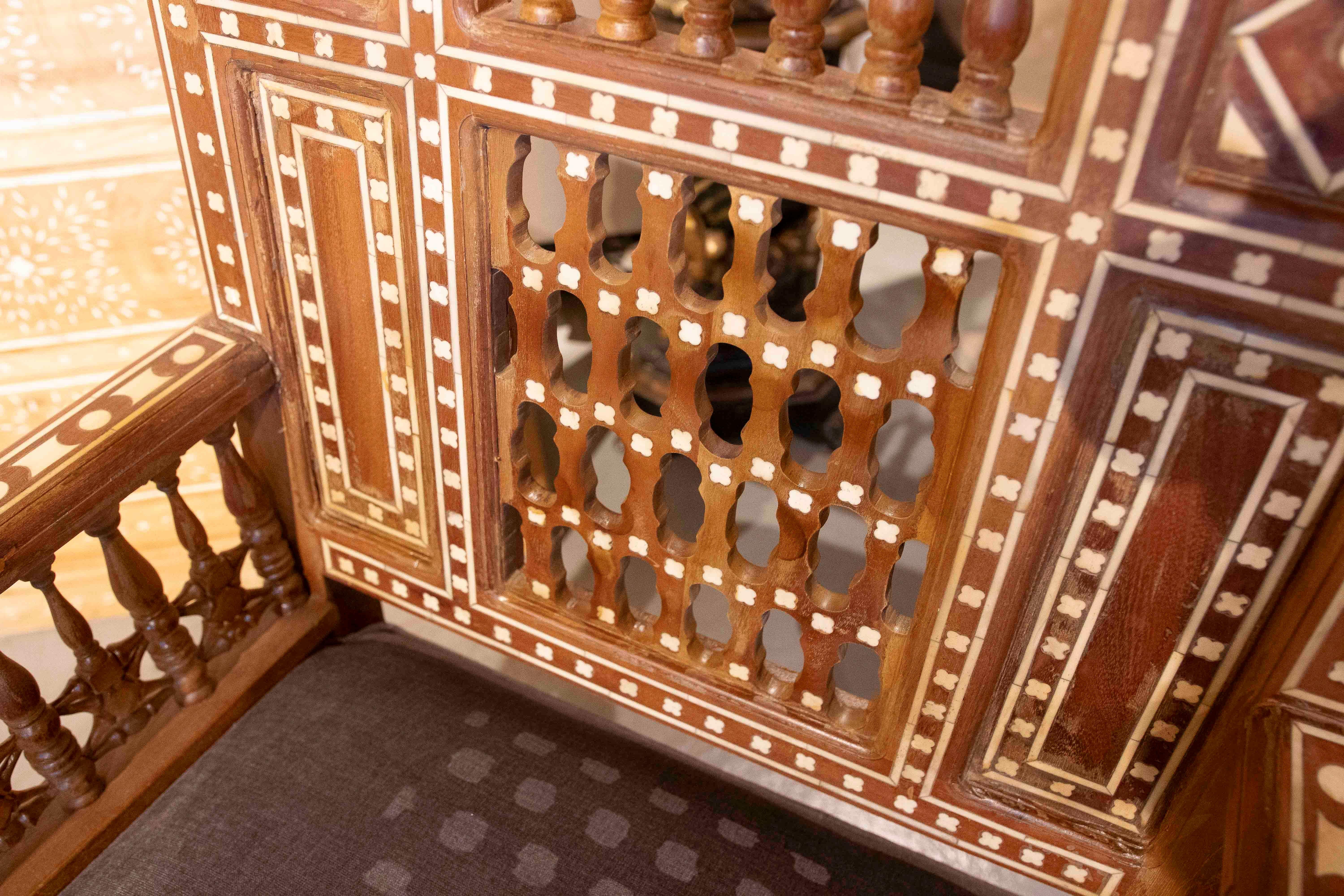 Poltrona araba degli anni '90 intagliata in Wood Wood con intarsi geometrici in vendita 3