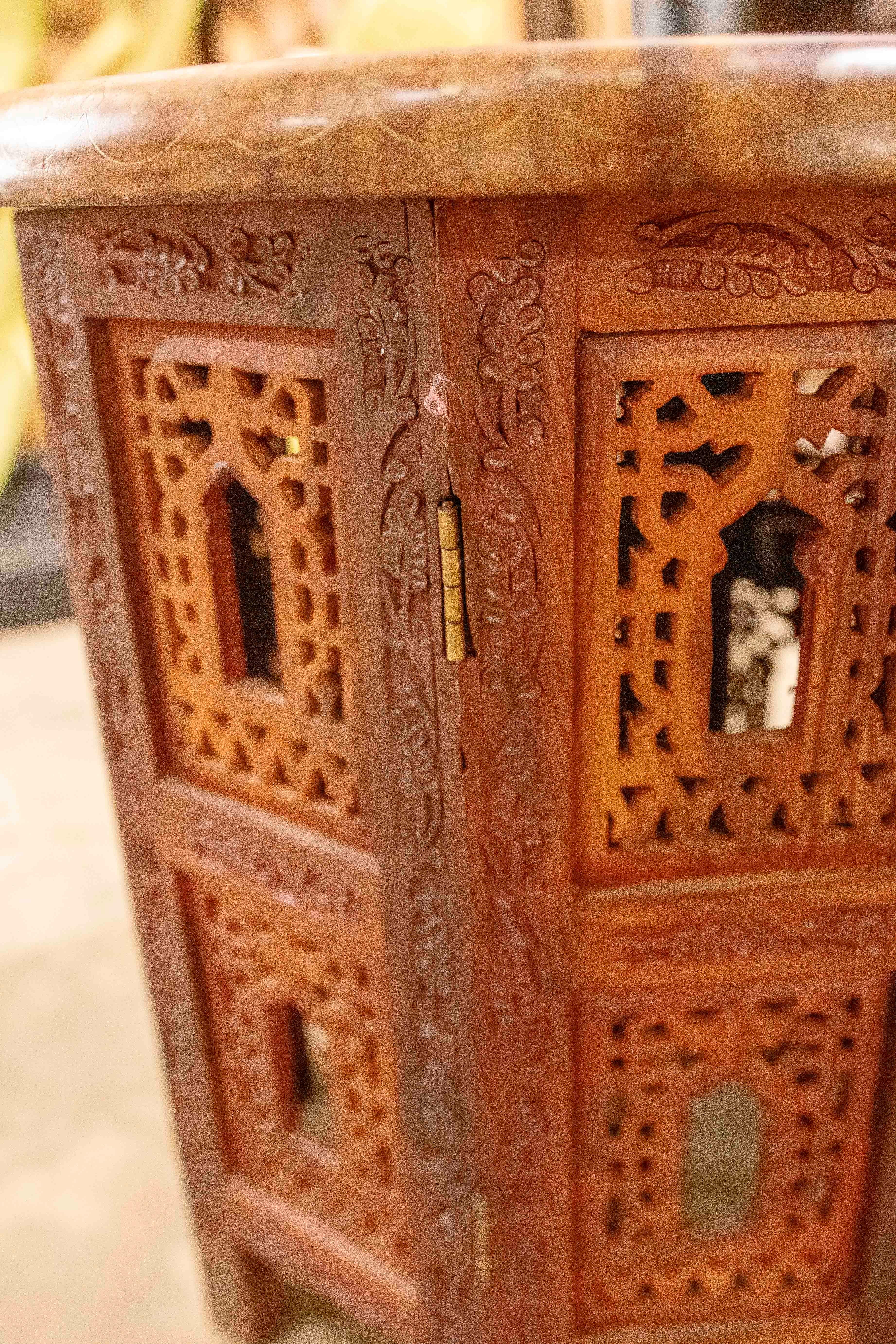 Table d'appoint arabe des années 1990 sculptée en Wood avec détails géométriques en vente 4