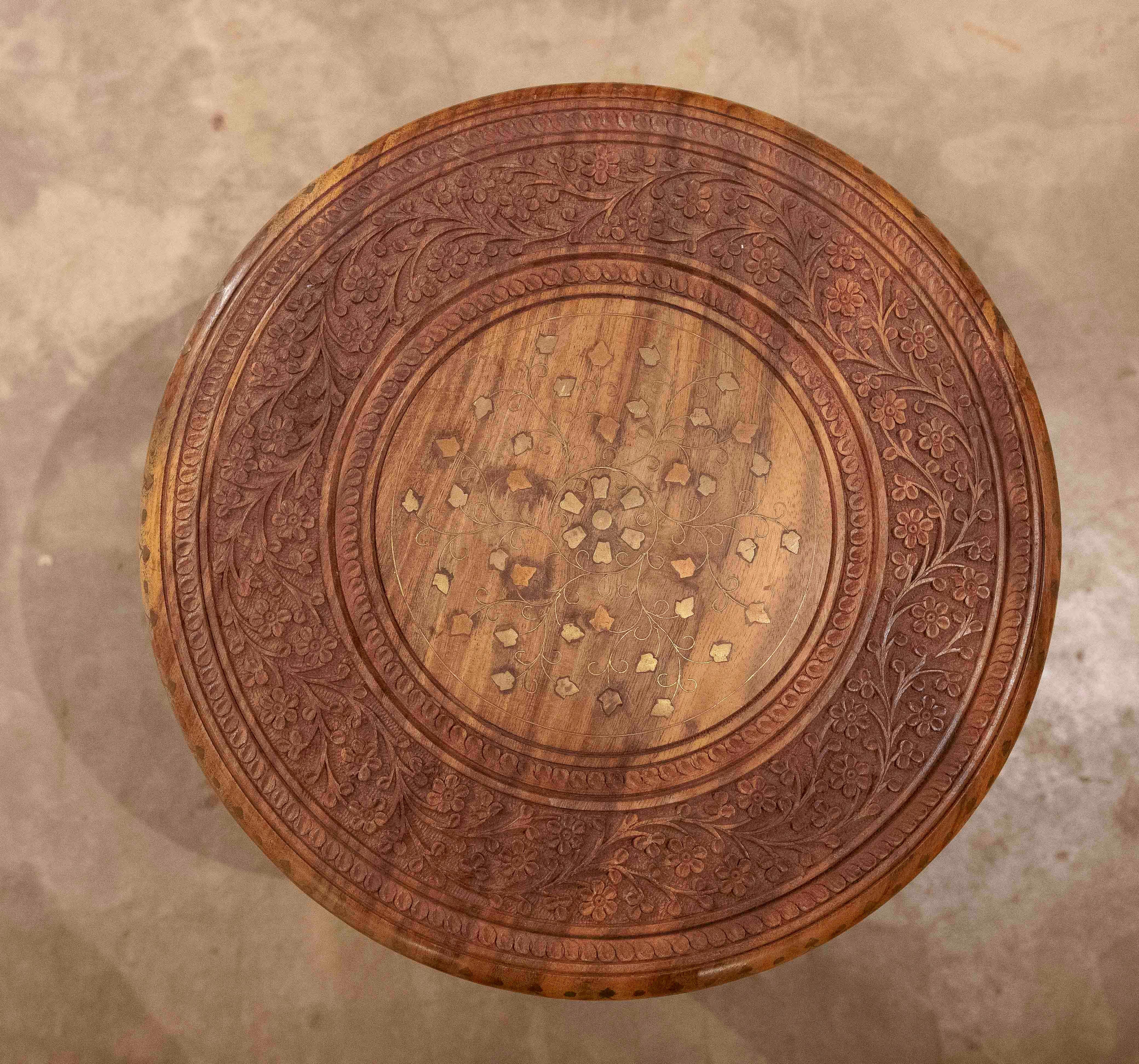 Table d'appoint arabe des années 1990 sculptée en Wood avec détails géométriques en vente 5