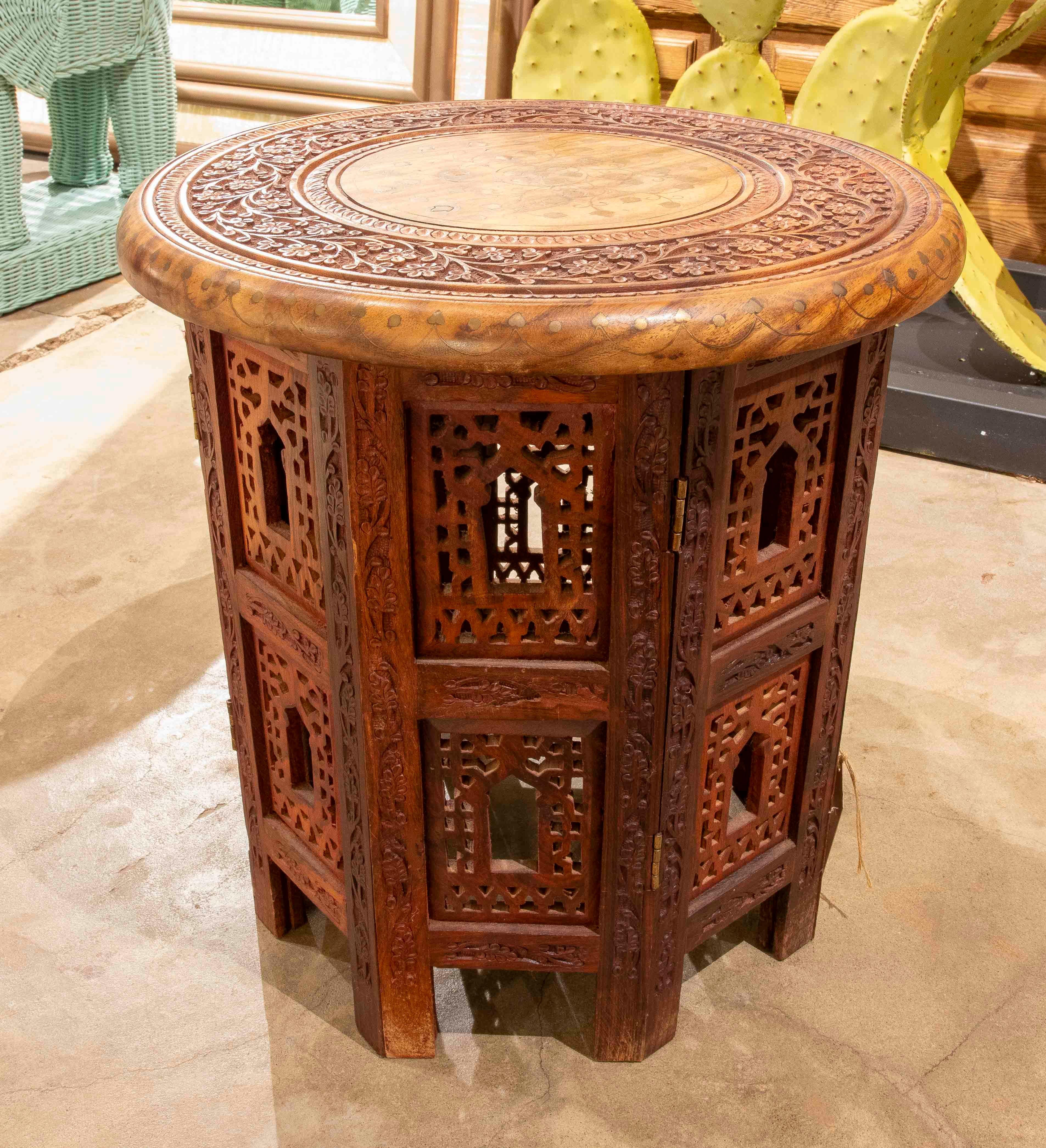 Marocain Table d'appoint arabe des années 1990 sculptée en Wood avec détails géométriques en vente