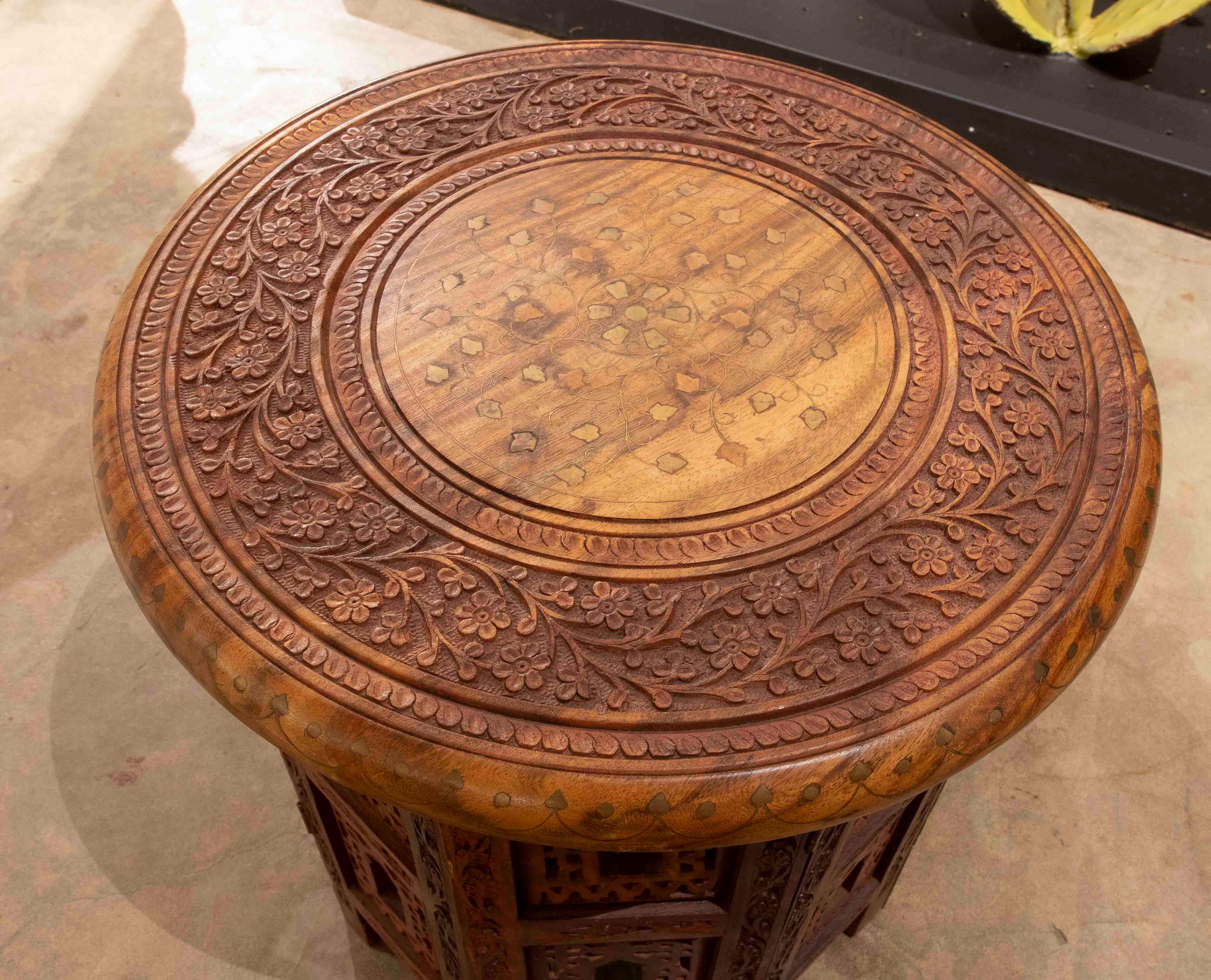 Table d'appoint arabe des années 1990 sculptée en Wood avec détails géométriques Bon état - En vente à Marbella, ES