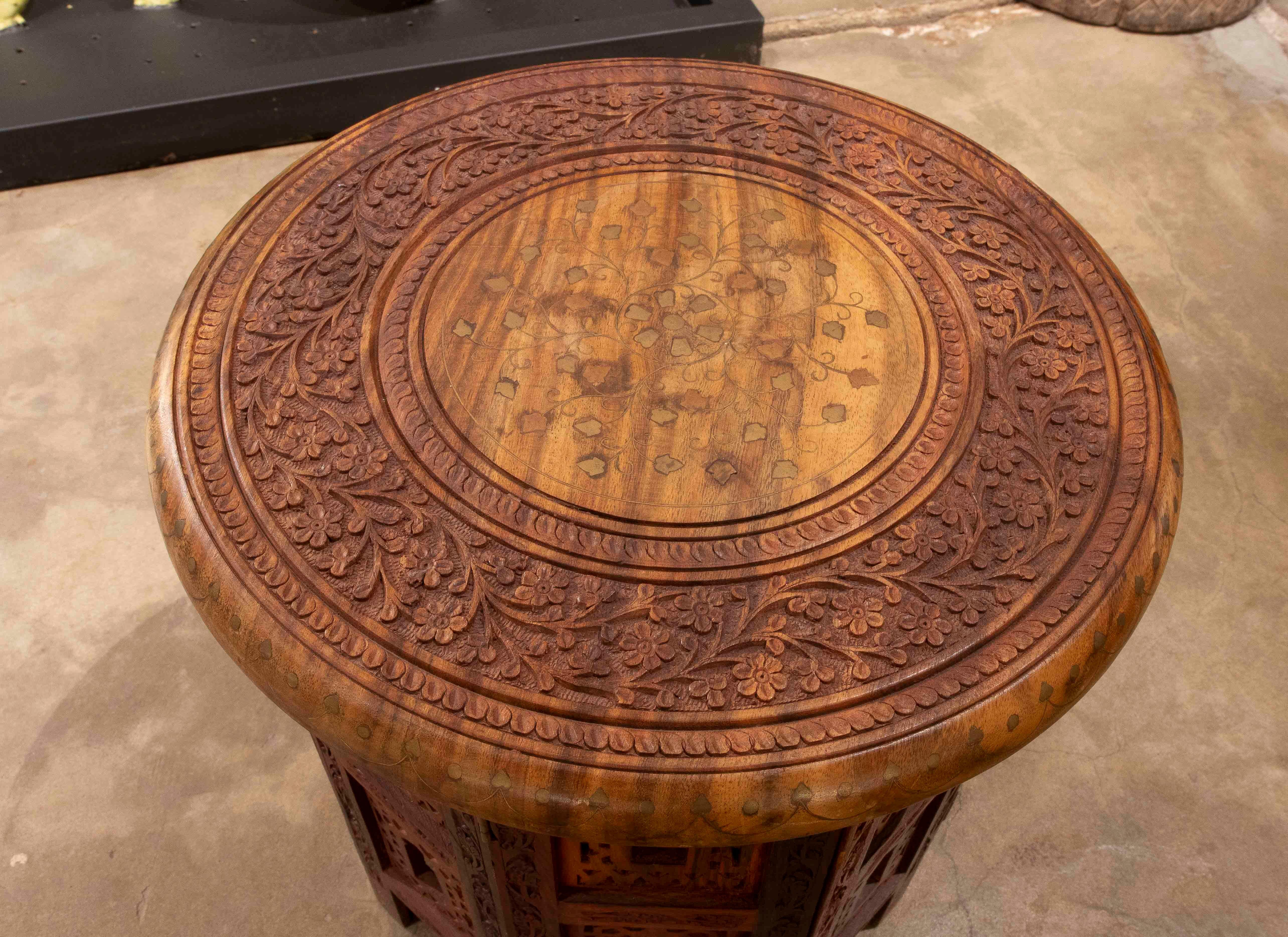 20ième siècle Table d'appoint arabe des années 1990 sculptée en Wood avec détails géométriques en vente