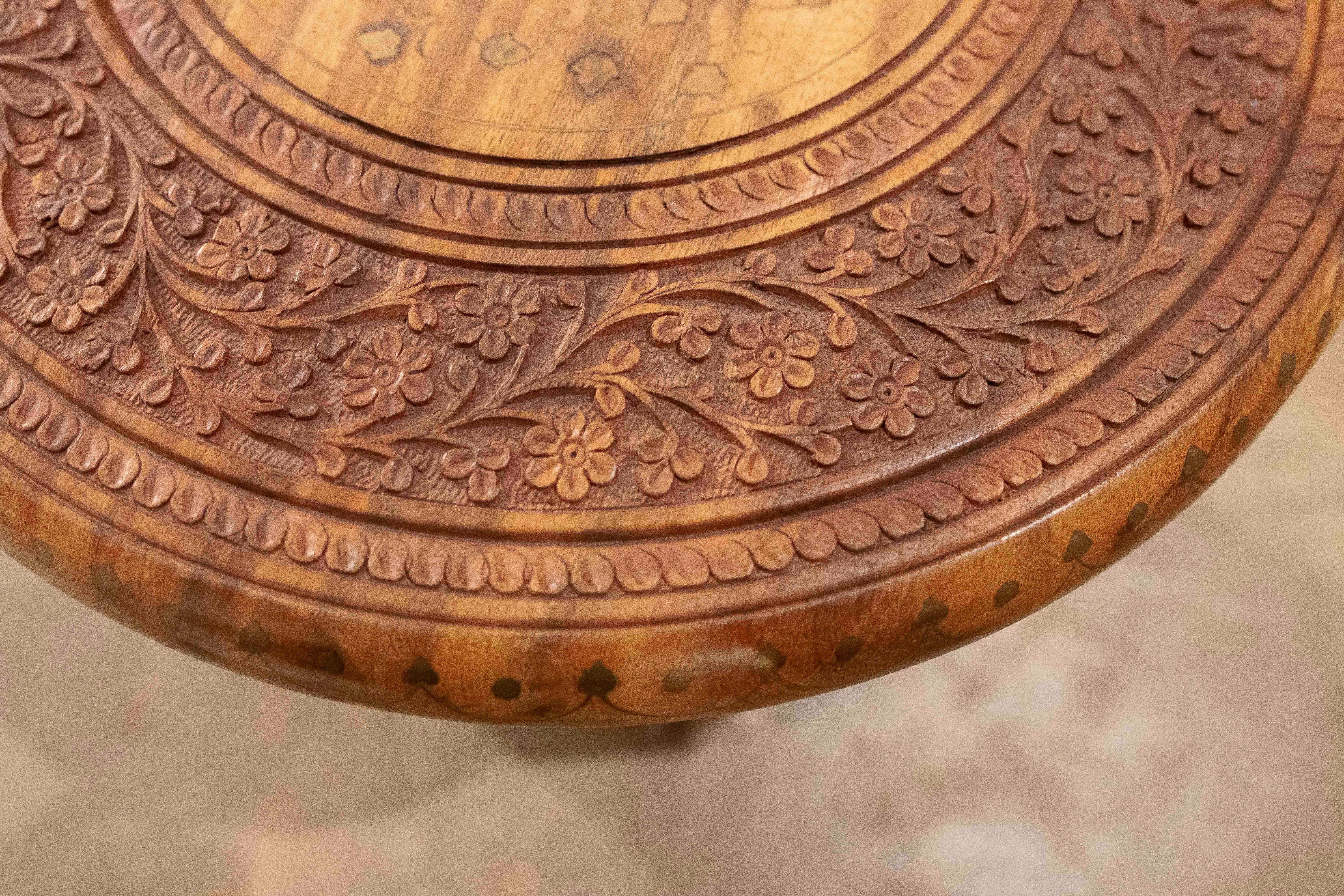 Bois Table d'appoint arabe des années 1990 sculptée en Wood avec détails géométriques en vente