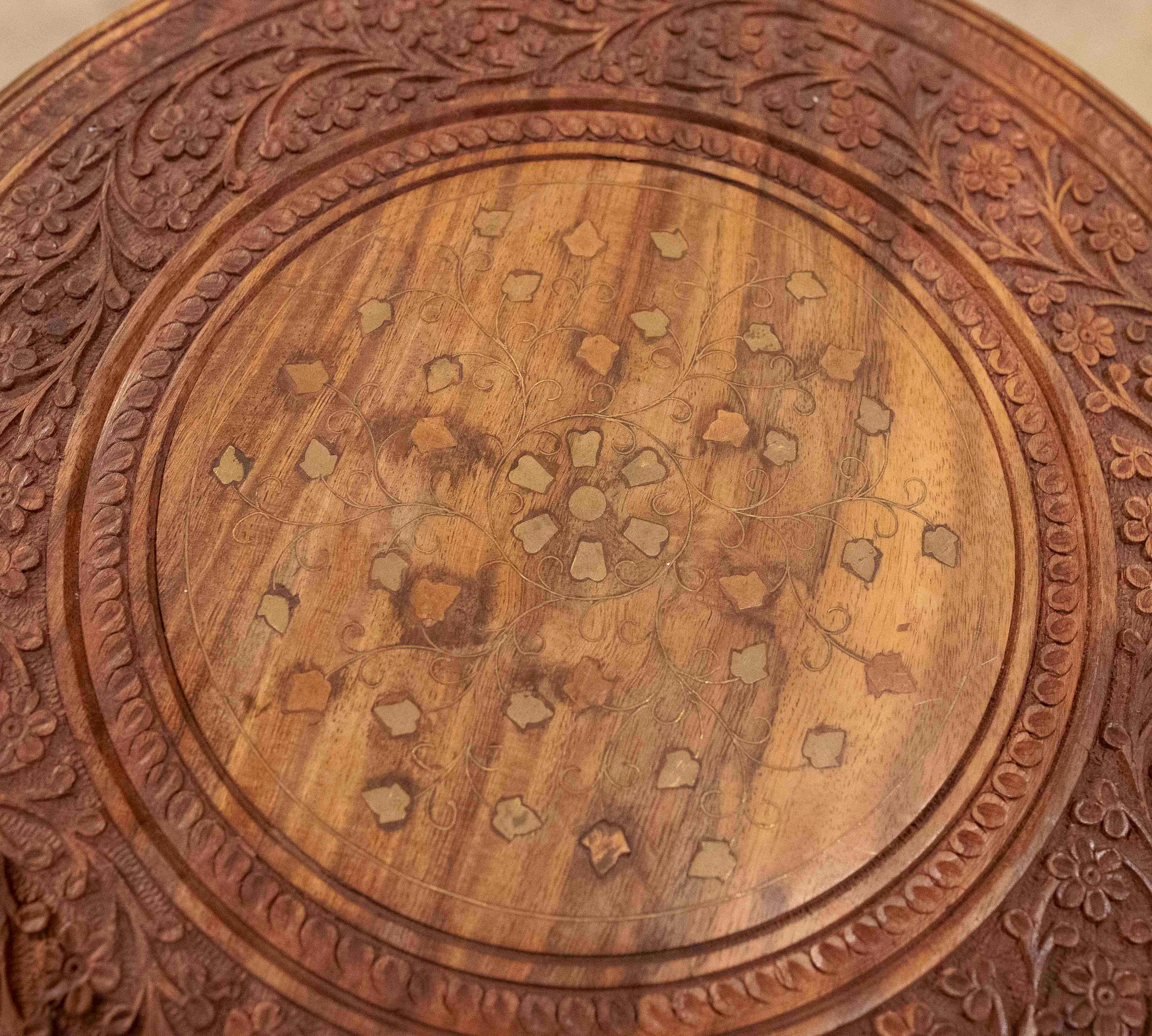 Table d'appoint arabe des années 1990 sculptée en Wood avec détails géométriques en vente 1