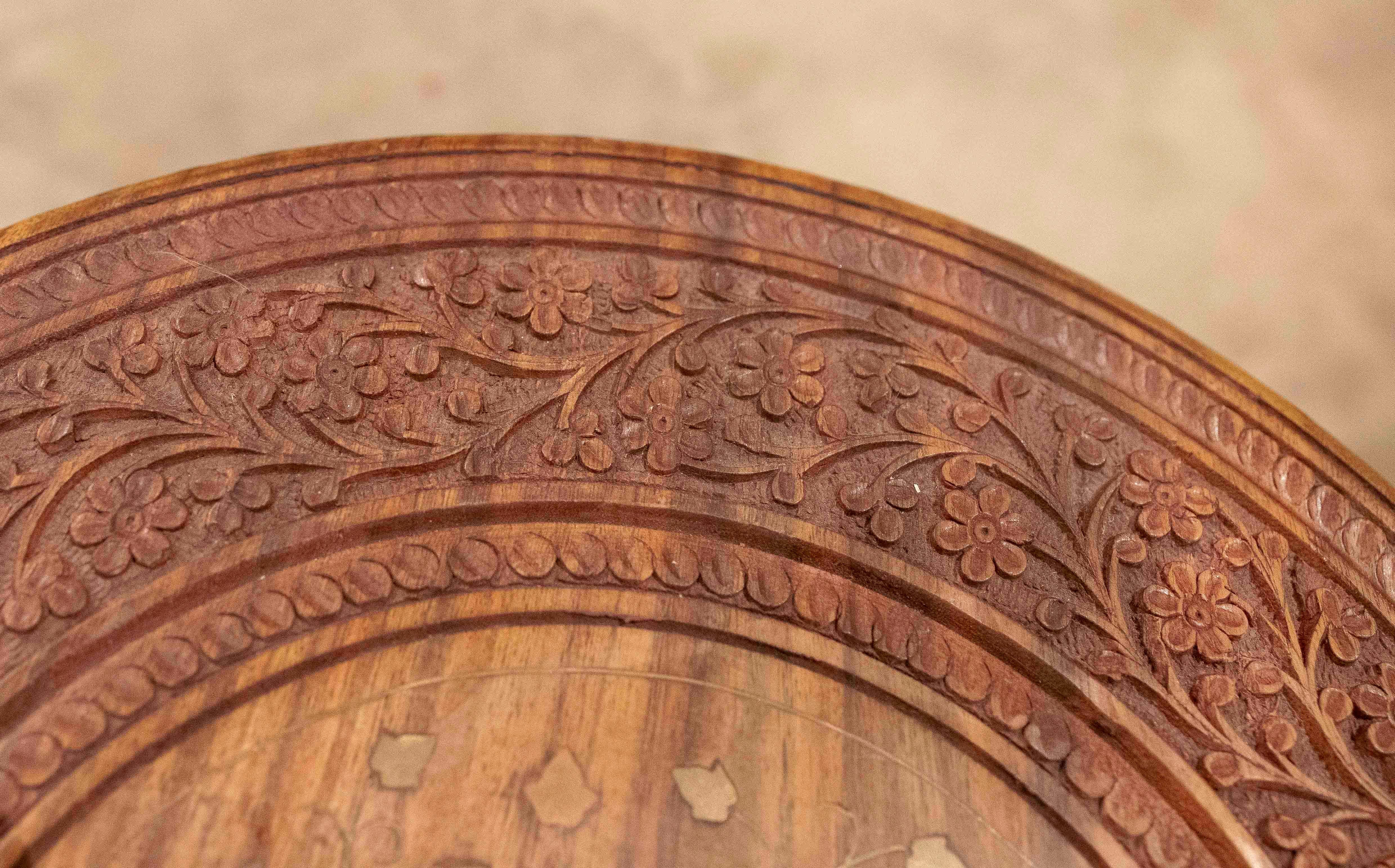 Table d'appoint arabe des années 1990 sculptée en Wood avec détails géométriques en vente 2