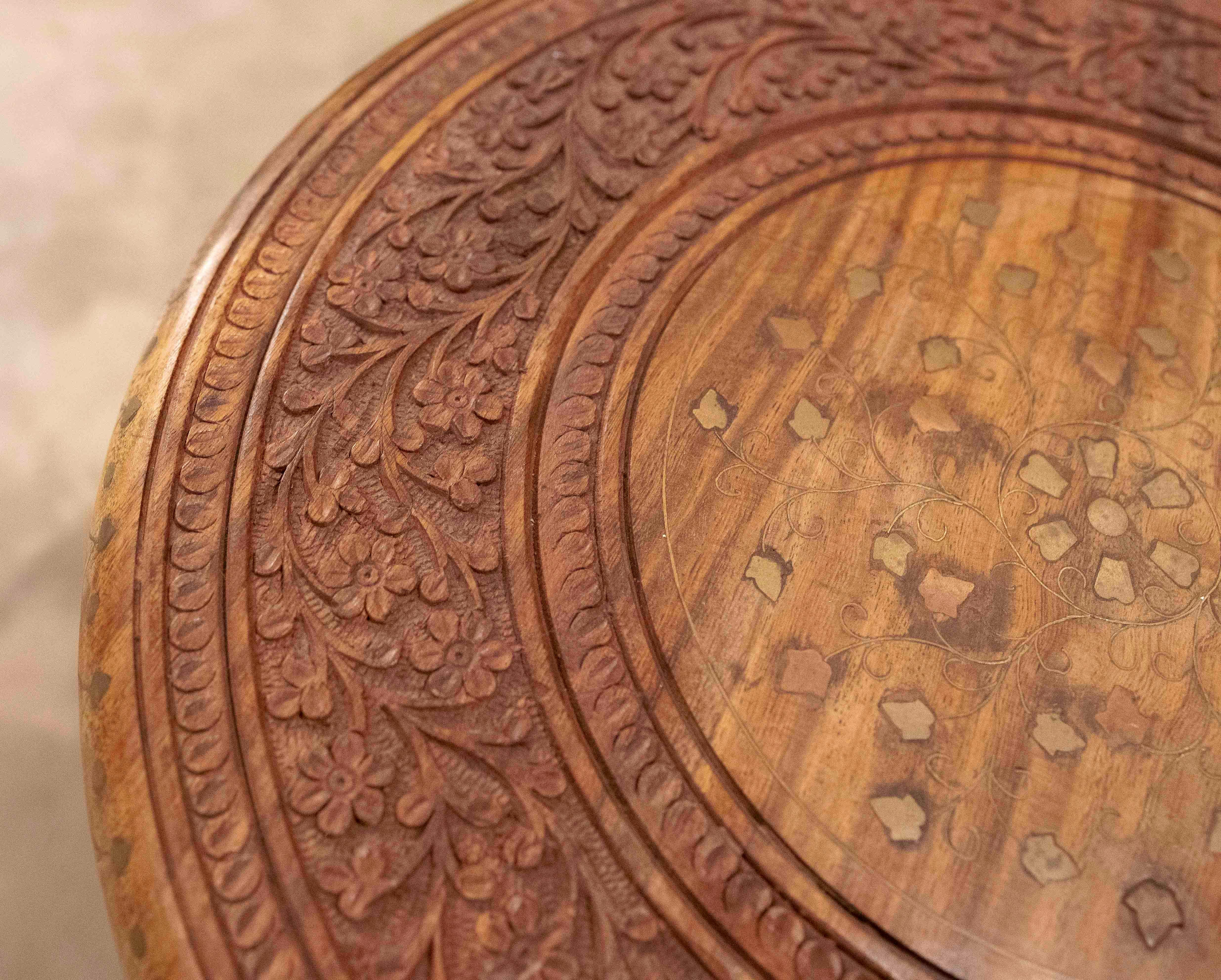 Table d'appoint arabe des années 1990 sculptée en Wood avec détails géométriques en vente 3