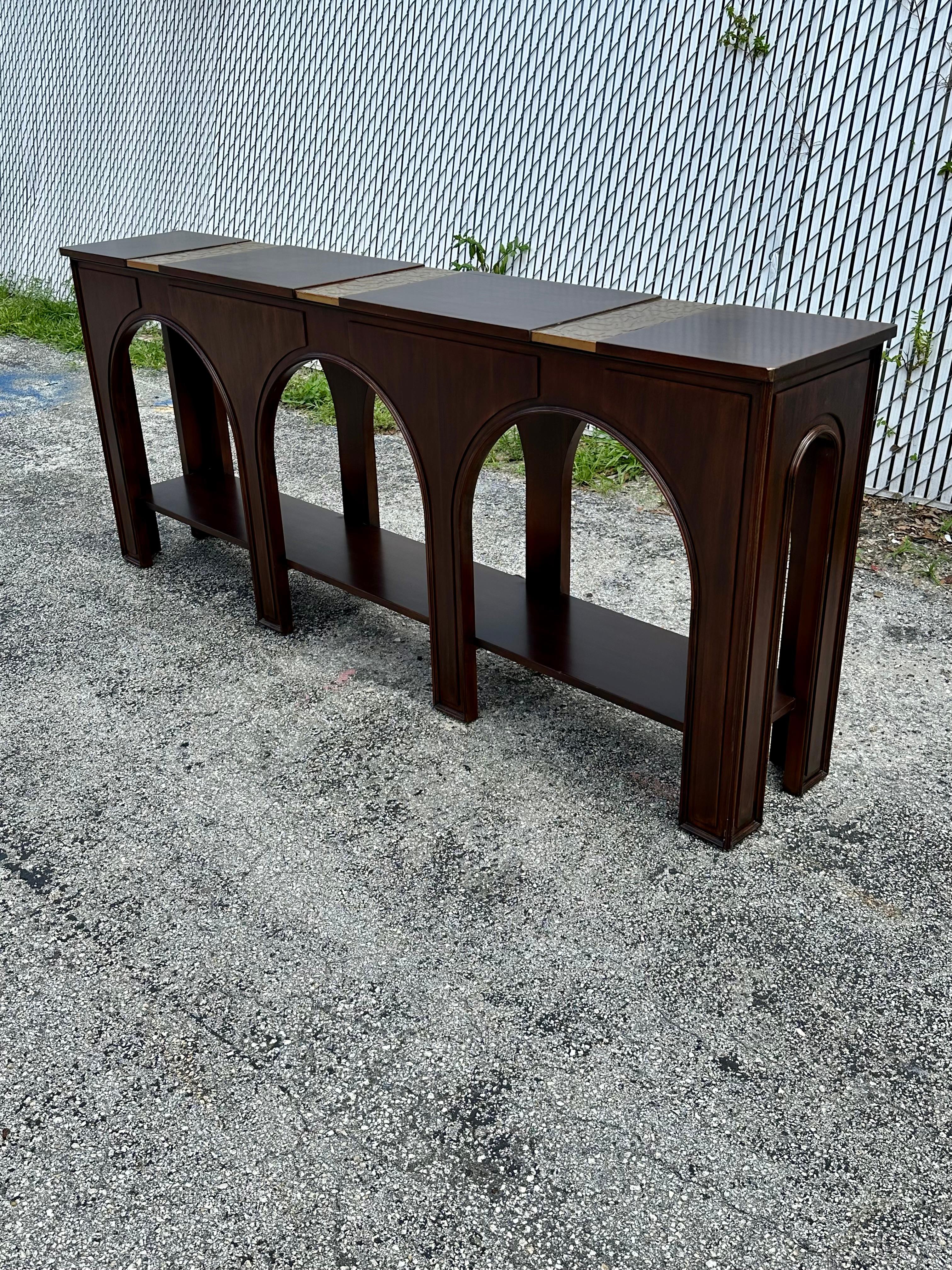 1990s Arch Wood Copper Colosseum Konsole Doppelstocktisch im Zustand „Gut“ im Angebot in Fort Lauderdale, FL