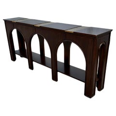 Table console Colosseum à double étage en arc de cercle et cuivre des années 1990