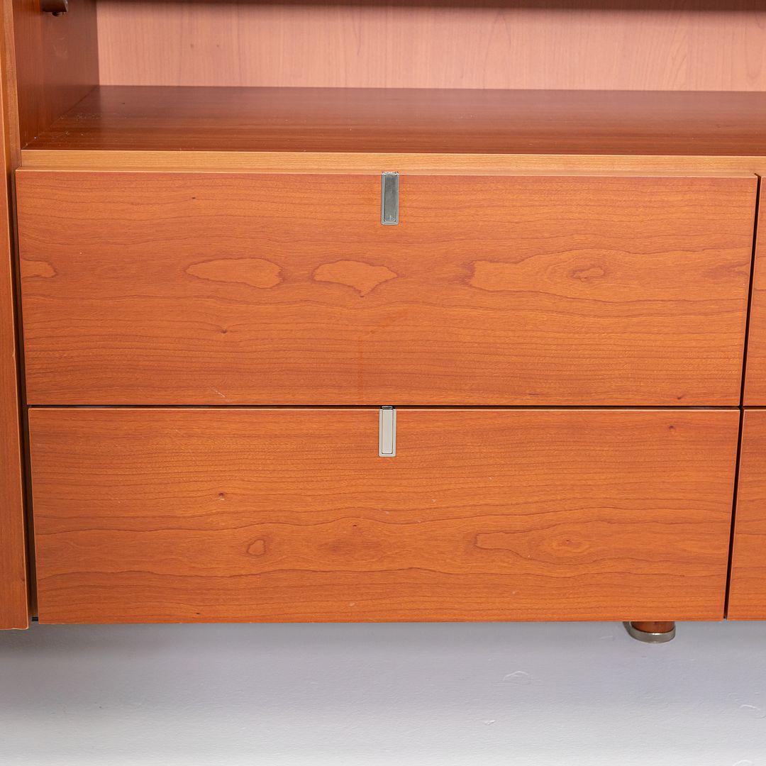 Se vende un aparador o credenza ARCO / Poliform en cerezo, adquirido por el propietario original hacia finales de la década de 1990. Se trata de una pieza preciosa y sustancial con vitrina de cristal. El estado general es de muy bueno a excelente,