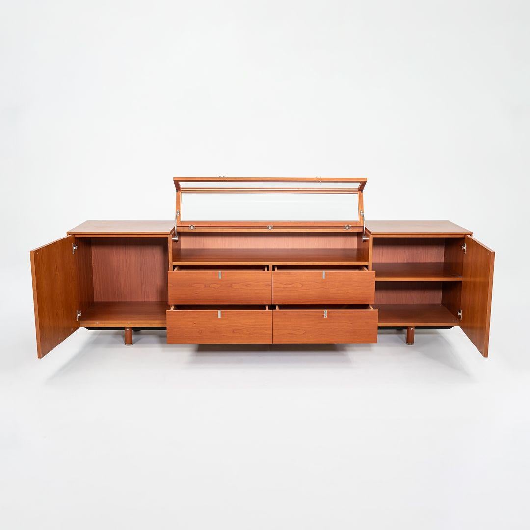 Años 90 ARCO / Armario Poliform de madera de cerezo con vitrina de cristal 96x30x22 finales del siglo XX en venta