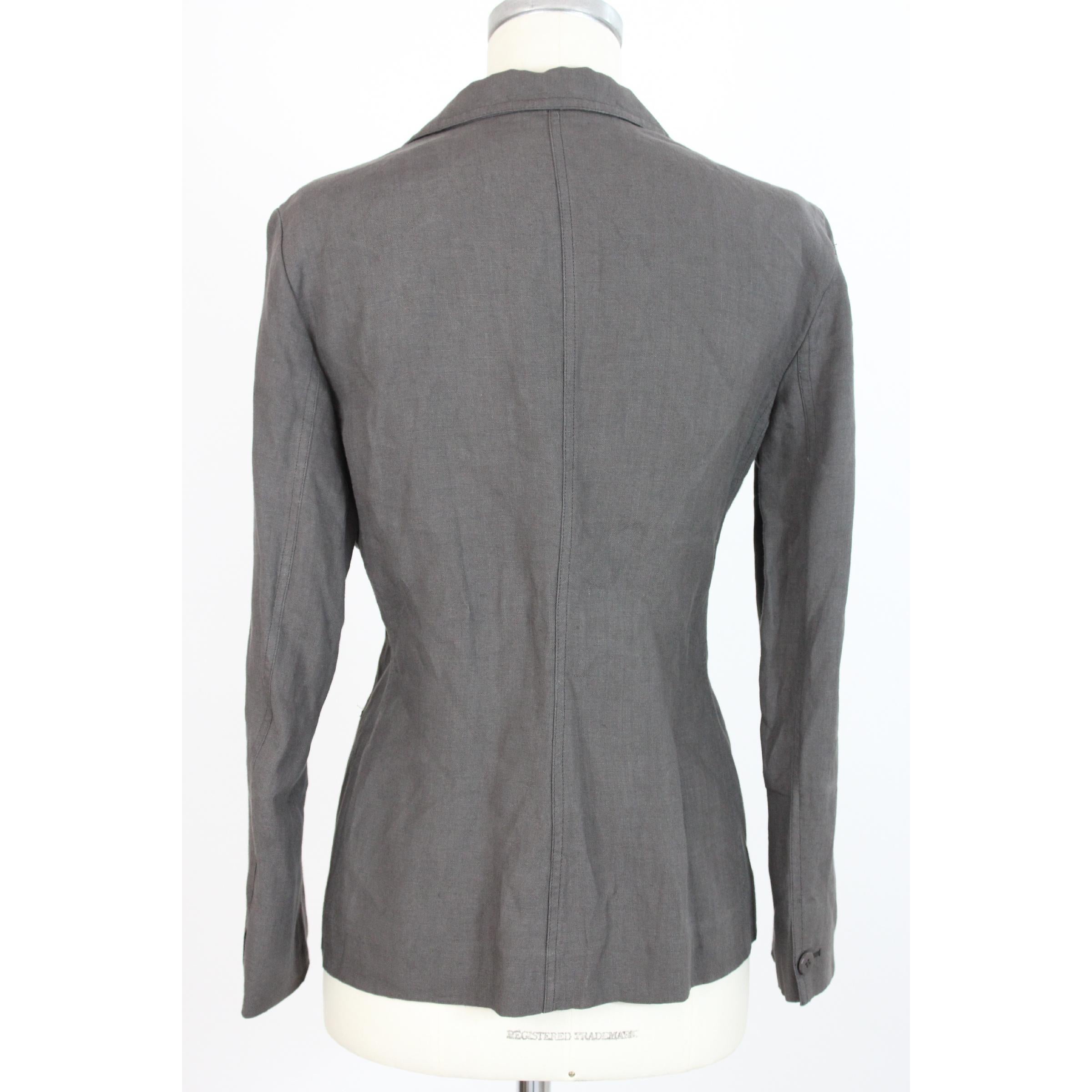 Armani Collezioni vintage women's jacket, brown color, 100% linen. Classic model, two pockets on the sides and one on the chest. Excellent vintage conditions. Made in Italy.
Size: 48 It 14 Us 16 Uk
Shoulder: 46 cm
Sleeve: 57 cm
Bust / Chest: 52