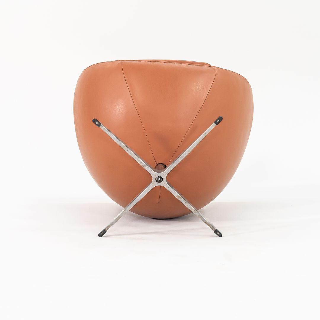 1990er Jahre Arne Jacobsen für Fritz Hansen Eierstuhl mit Ottomane in neuem cognacfarbenem Leder im Angebot 4