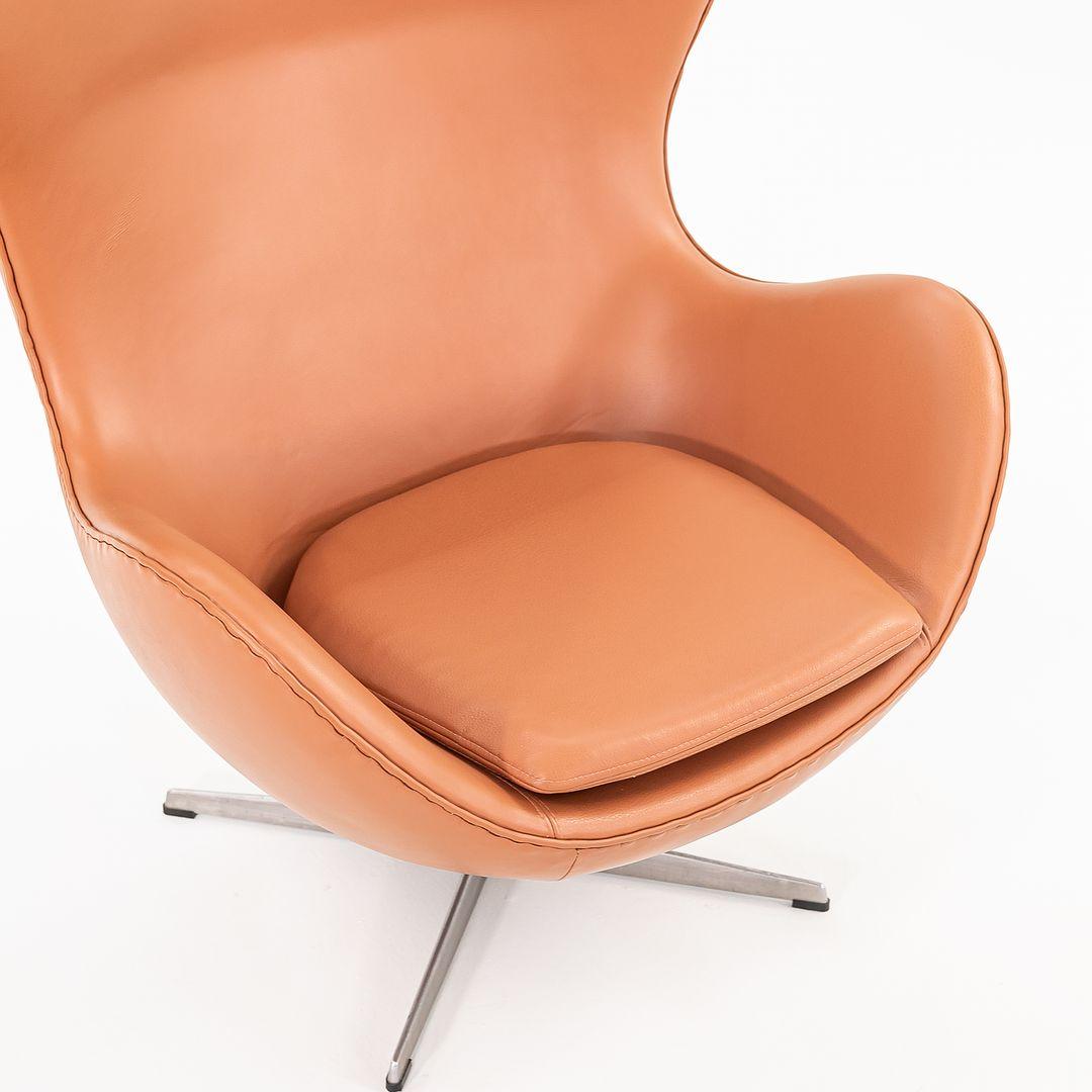 1990er Jahre Arne Jacobsen für Fritz Hansen Eierstuhl mit Ottomane in neuem cognacfarbenem Leder im Angebot 5
