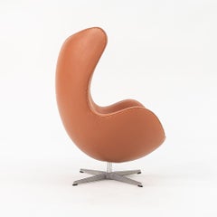 Arne Jacobsen pour Fritz Hansen fauteuil œuf avec pouf en cuir cognac neuf, années 1990