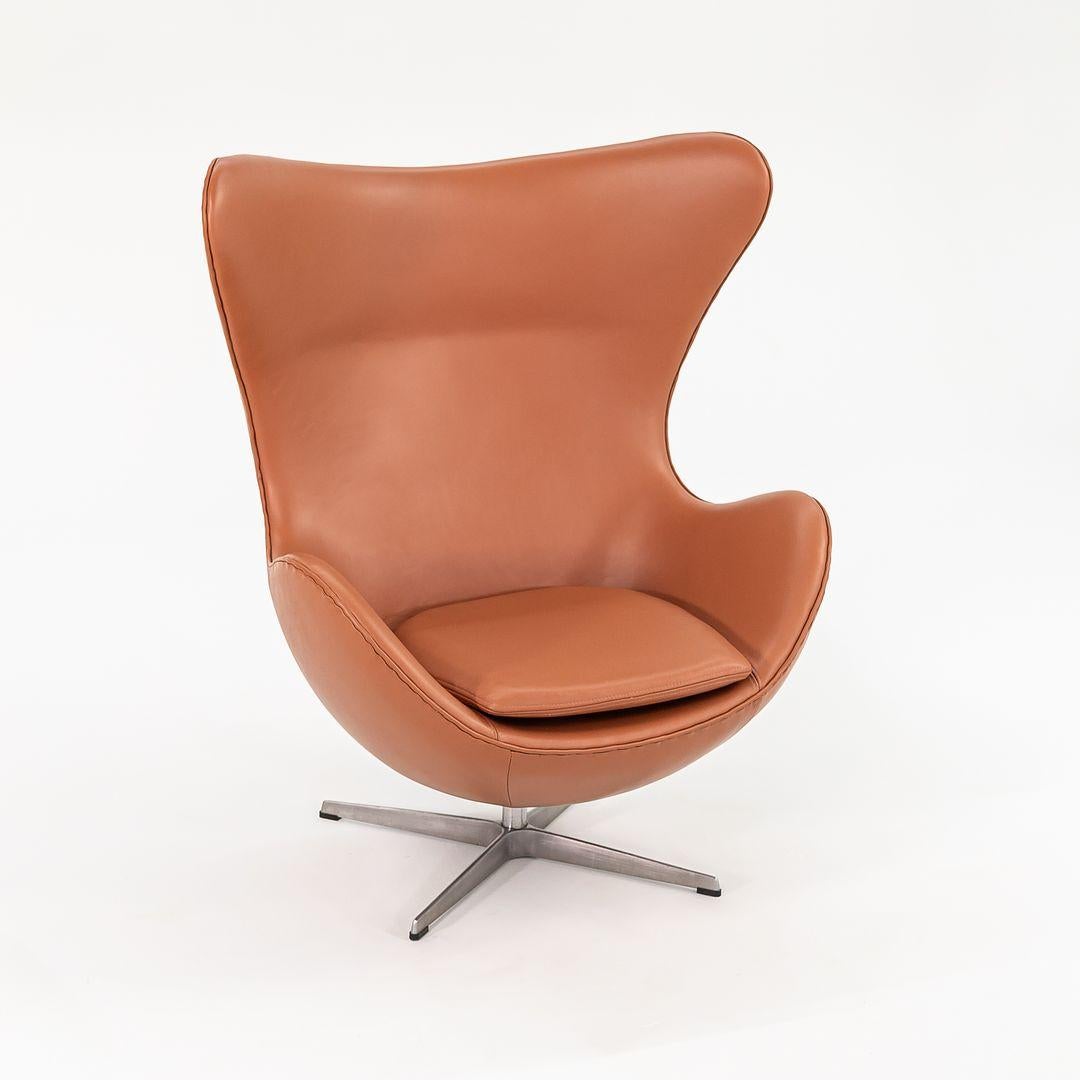 1990er Jahre Arne Jacobsen für Fritz Hansen Eierstuhl mit Ottomane in neuem cognacfarbenem Leder (Moderne) im Angebot