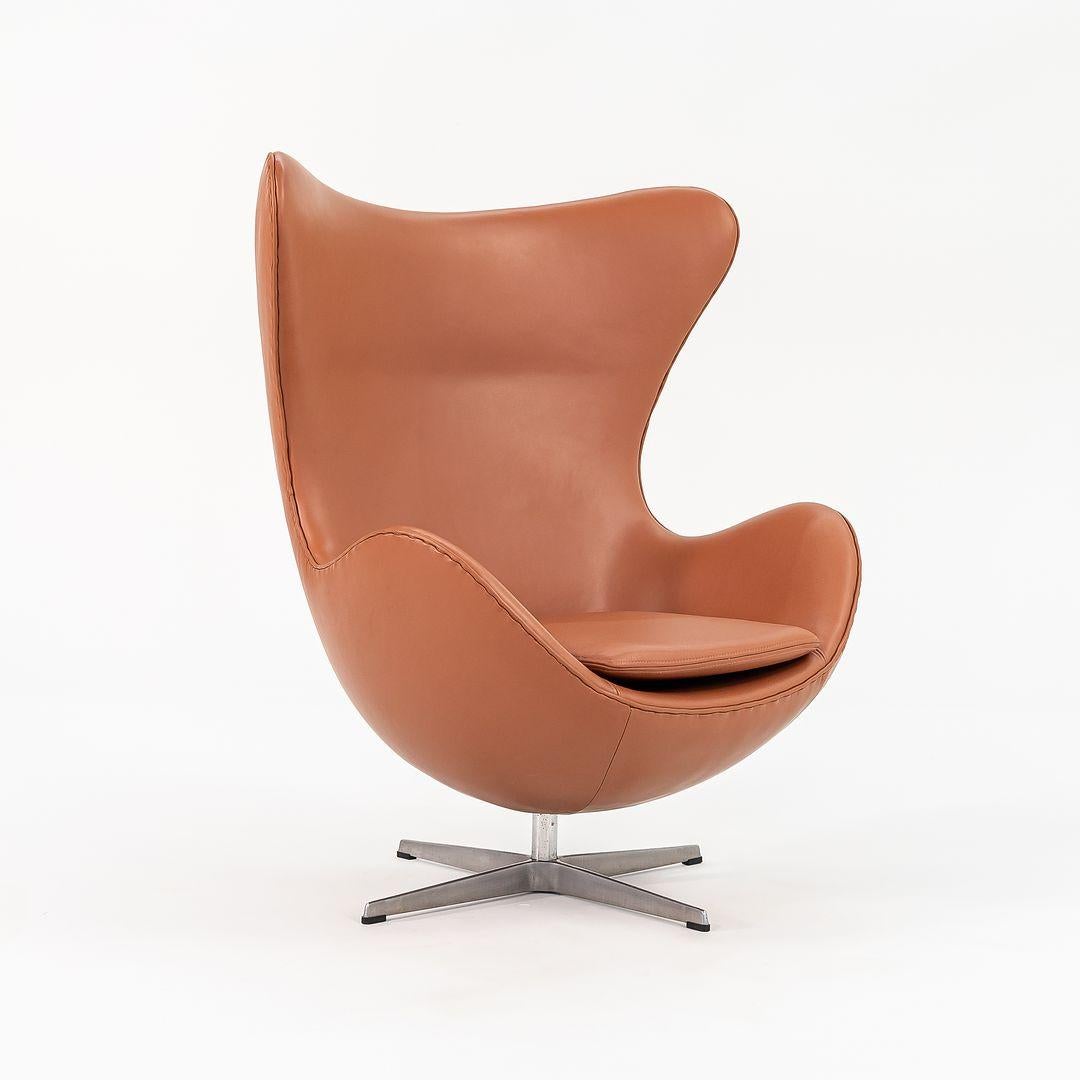 1990er Jahre Arne Jacobsen für Fritz Hansen Eierstuhl mit Ottomane in neuem cognacfarbenem Leder (Dänisch) im Angebot