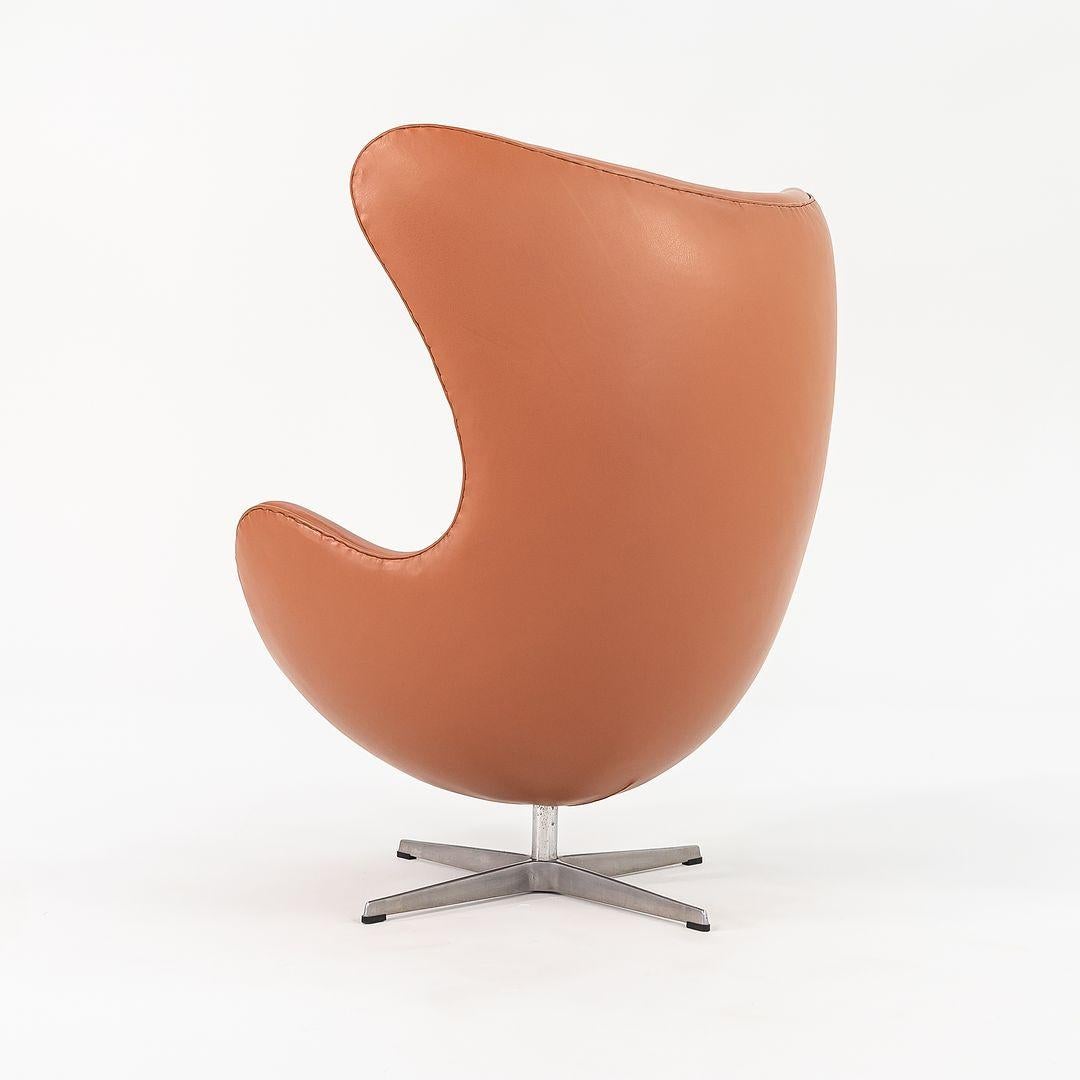 1990er Jahre Arne Jacobsen für Fritz Hansen Eierstuhl mit Ottomane in neuem cognacfarbenem Leder im Zustand „Hervorragend“ im Angebot in Philadelphia, PA