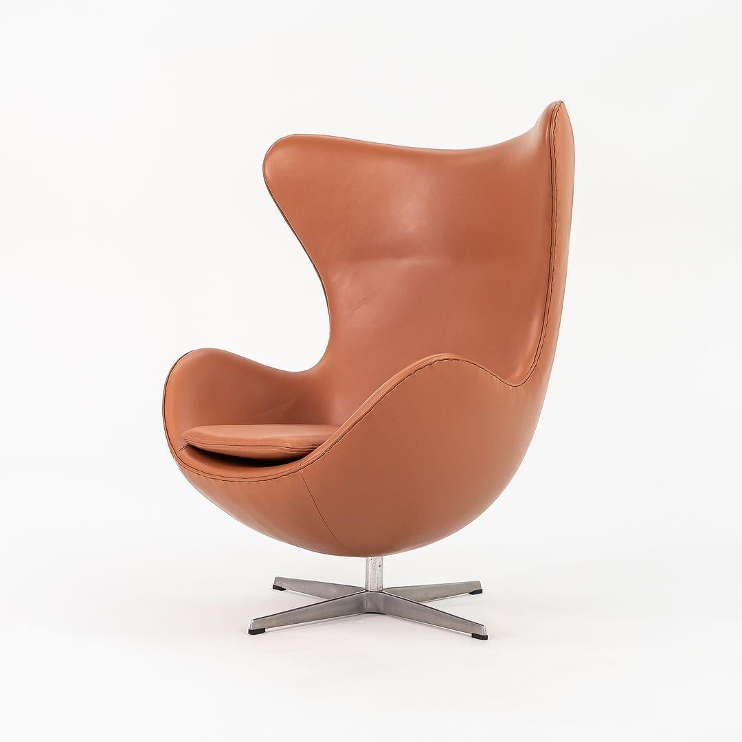 1990er Jahre Arne Jacobsen für Fritz Hansen Eierstuhl mit Ottomane in neuem cognacfarbenem Leder (Ende des 20. Jahrhunderts) im Angebot