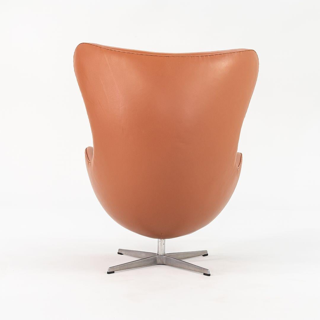 1990er Jahre Arne Jacobsen für Fritz Hansen Eierstuhl mit Ottomane in neuem cognacfarbenem Leder im Angebot 1
