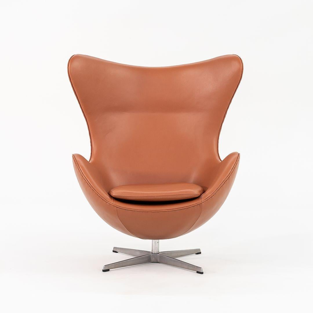 1990er Jahre Arne Jacobsen für Fritz Hansen Eierstuhl mit Ottomane in neuem cognacfarbenem Leder im Angebot 2