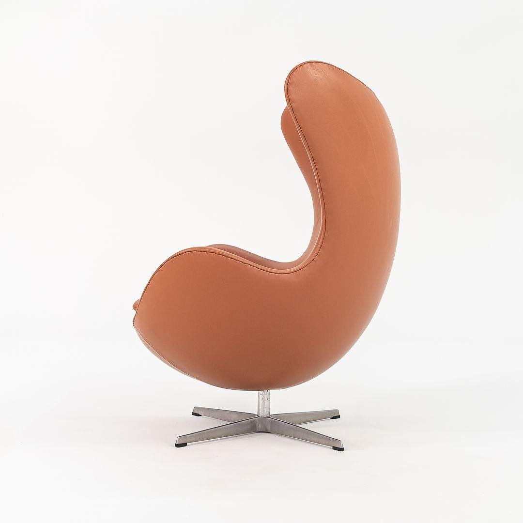 1990er Jahre Arne Jacobsen für Fritz Hansen Eierstuhl mit Ottomane in neuem cognacfarbenem Leder im Angebot 3