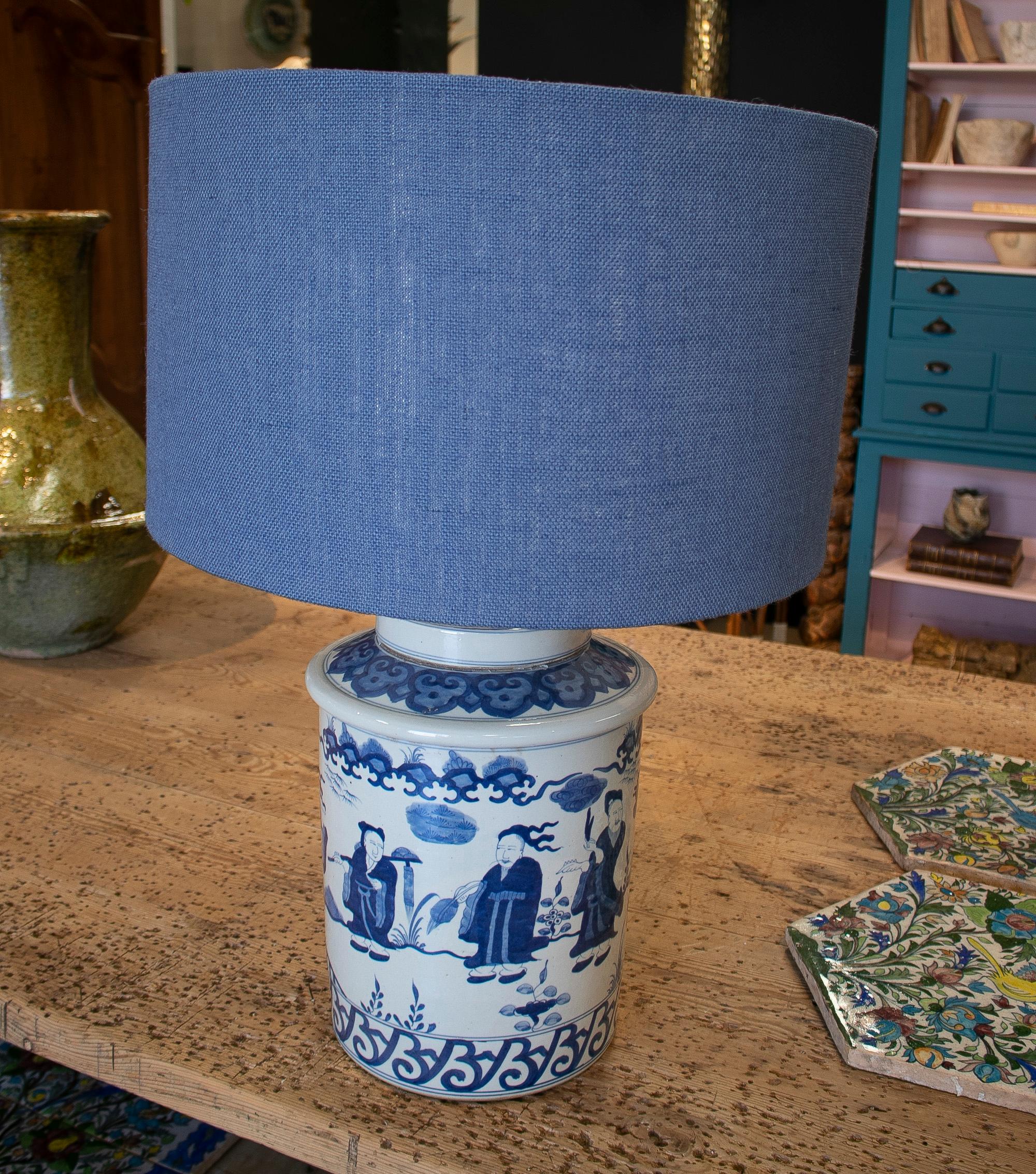 1990s Chinese Asian style white and cobalt blue porcelain table lamp.

Lamp shade not included. 

Dimensions with shade:73 x 50cm
Dimensions without shade: 50 x 25cm.