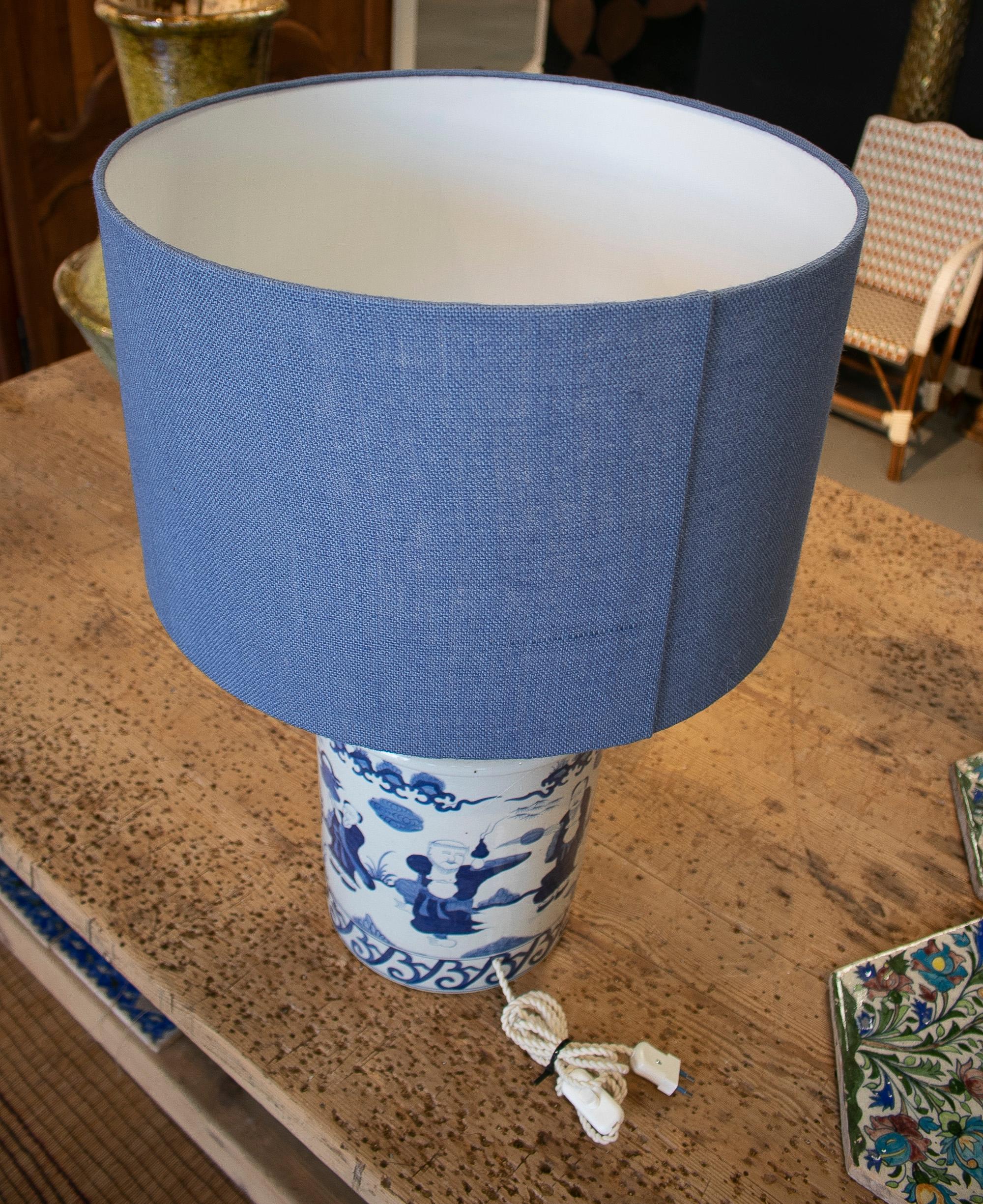 1990s Asian Chinese White & Cobalt Blue Porcelain Table Lamp In Good Condition For Sale In Marbella, ES